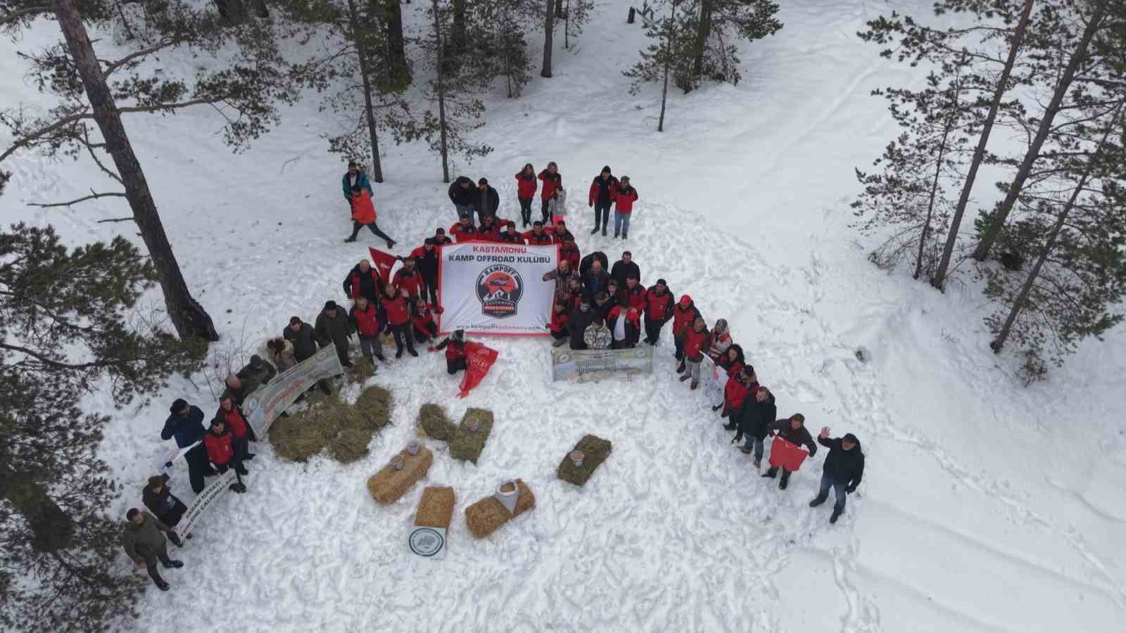 Kastamonu’da karla kaplanan ormanlara yaban hayvanları için yiyecek bırakıldı
