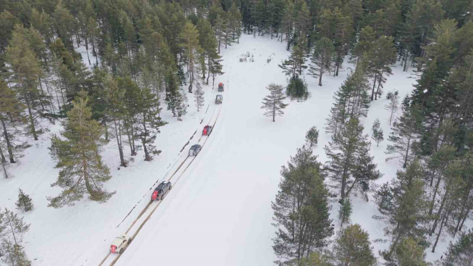 Kastamonu’da karla kaplanan ormanlara yaban hayvanları için yiyecek bırakıldı
