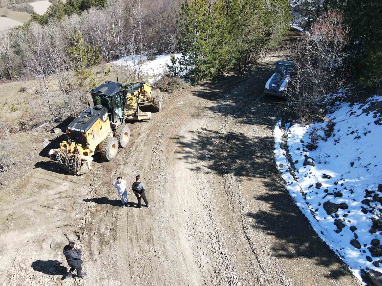 Kastamonu’da kışın hasar gören köy yollarında onarım mesaisi
