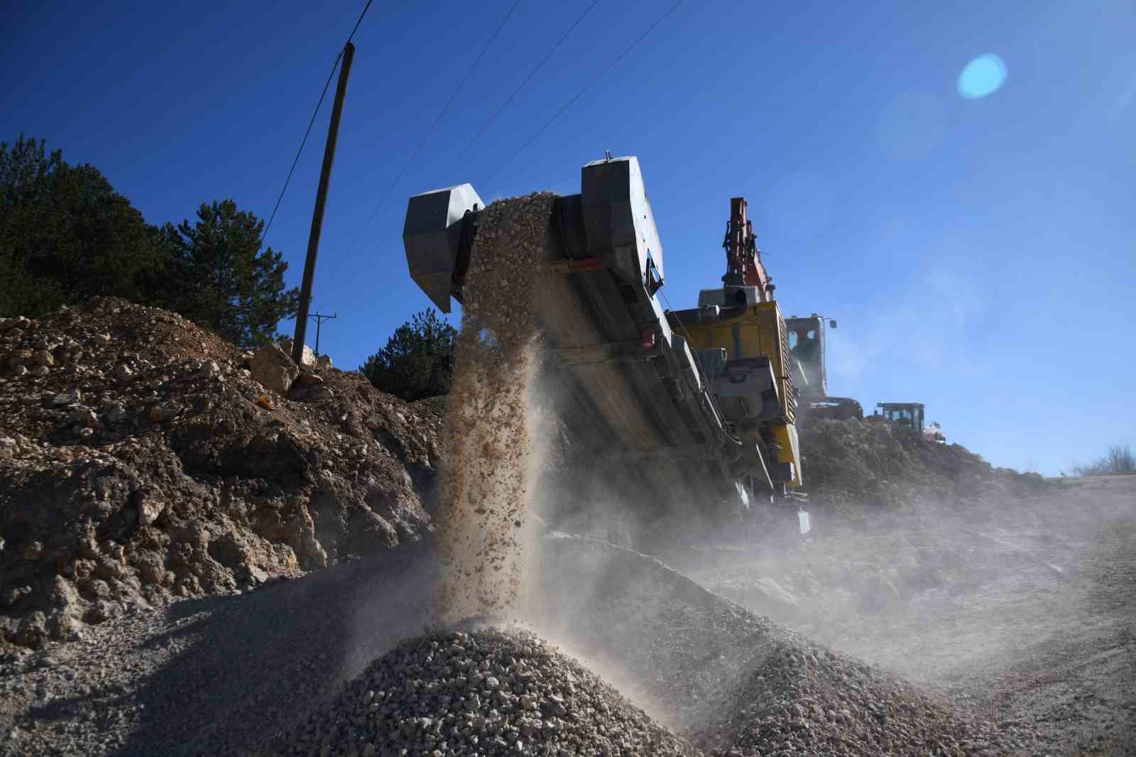 Kastamonu’da kışın hasar gören köy yollarında onarım mesaisi
