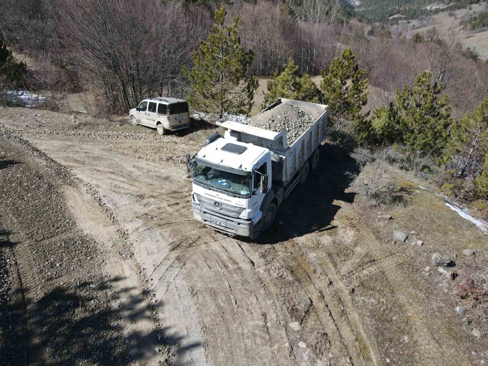 Kastamonu’da kışın hasar gören köy yollarında onarım mesaisi
