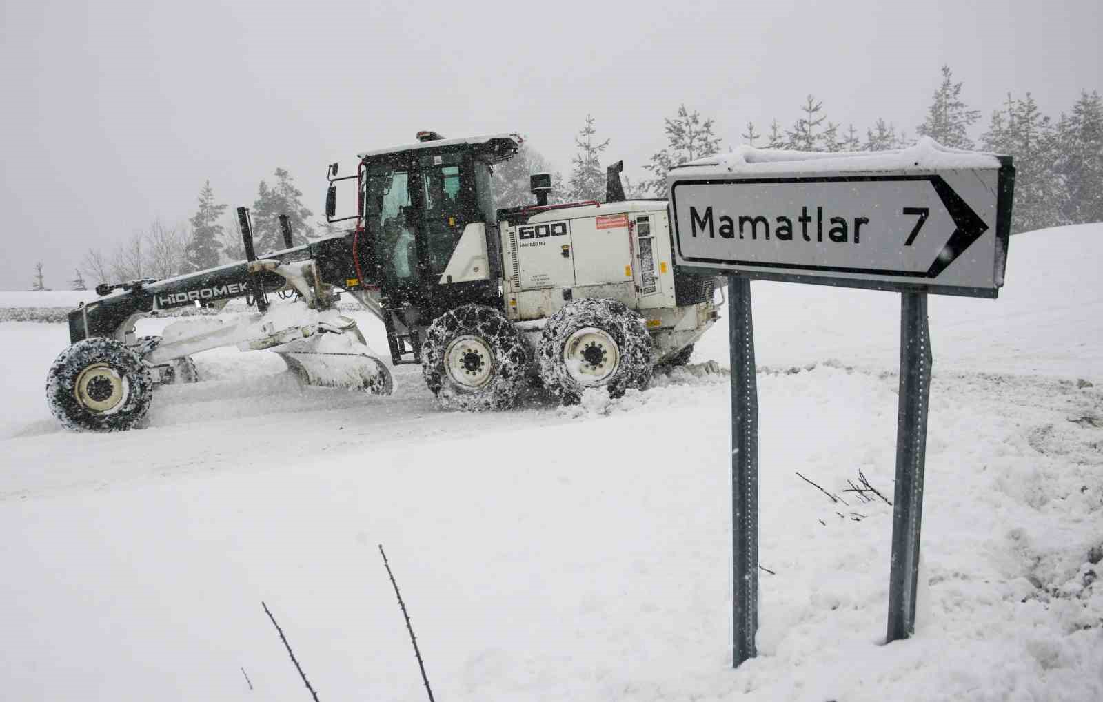 Kastamonu’da köy yollarında karla mücadelesi yeniden başladı
