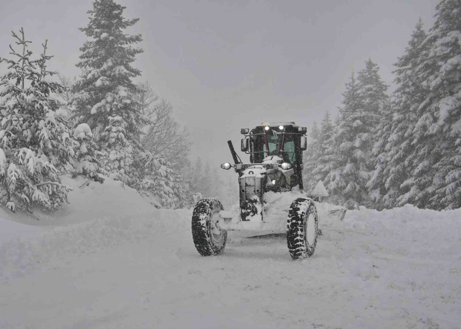 Kastamonu’da köy yollarında karla mücadelesi yeniden başladı
