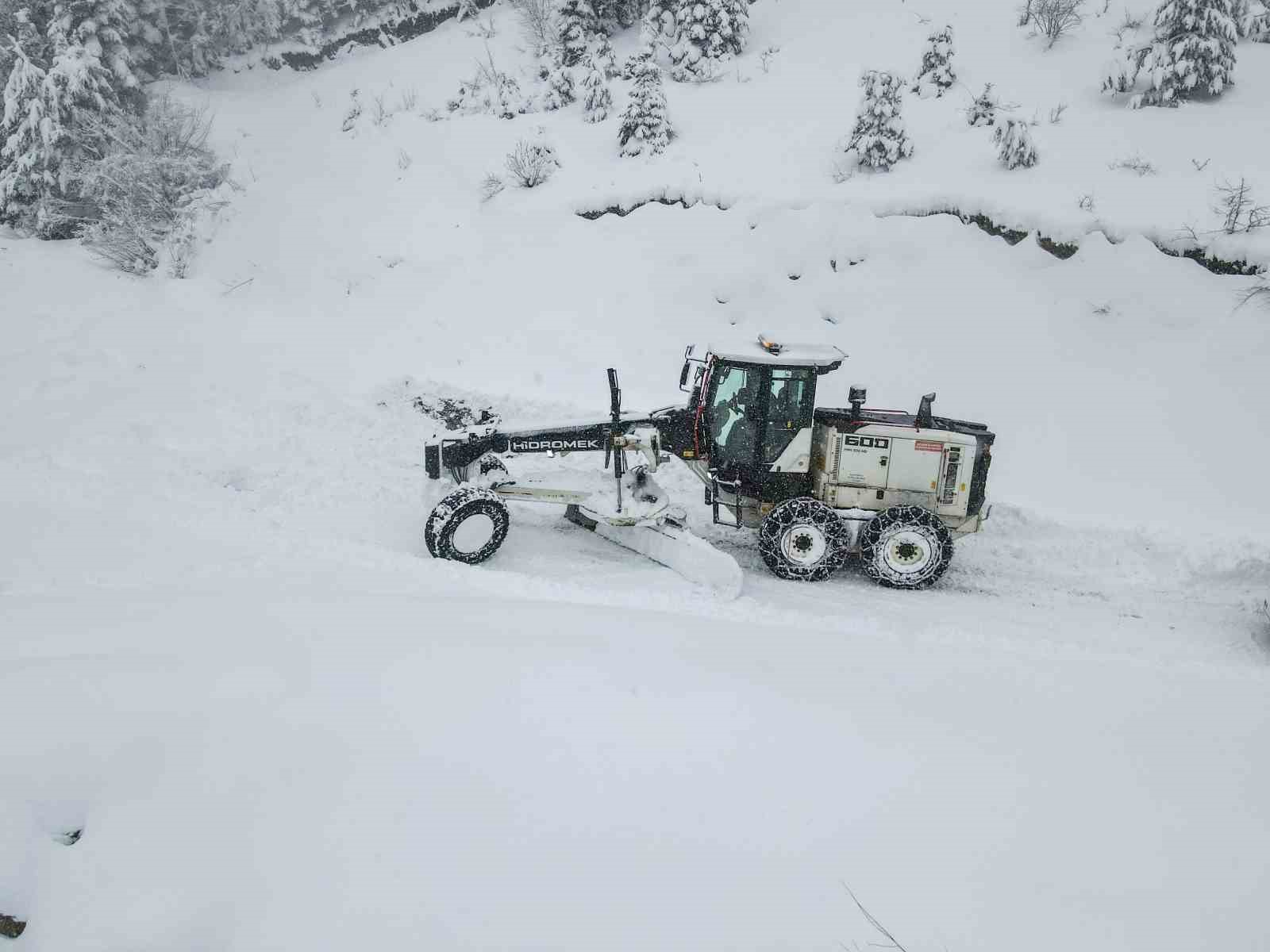 Kastamonu’da köy yollarında karla mücadelesi yeniden başladı
