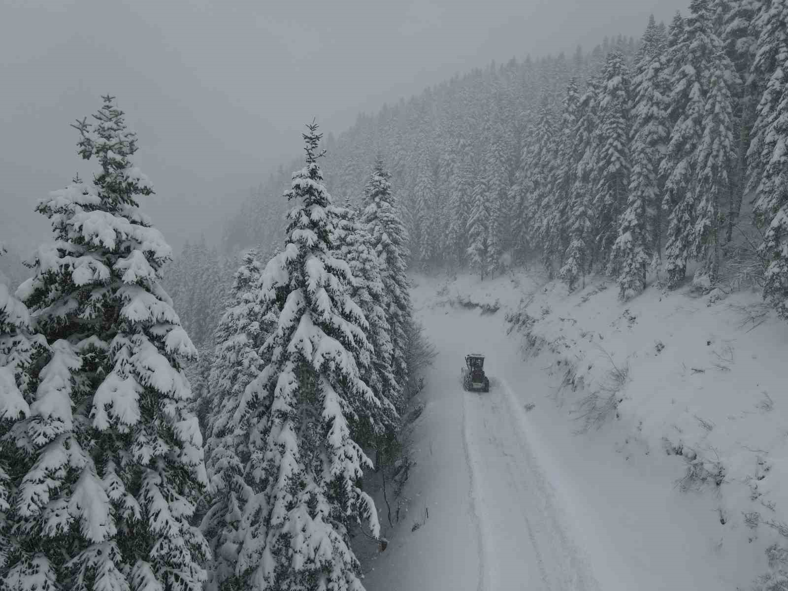 Kastamonu’da köy yollarında karla mücadelesi yeniden başladı
