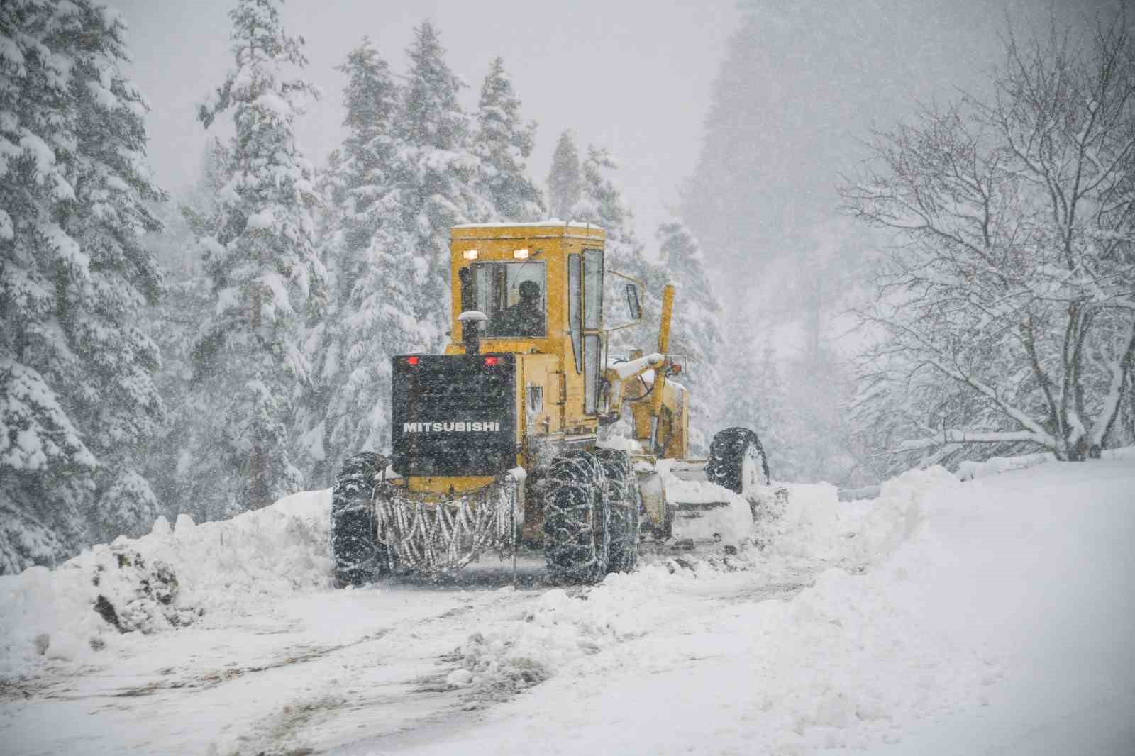 Kastamonu’da köy yollarında karla mücadelesi yeniden başladı
