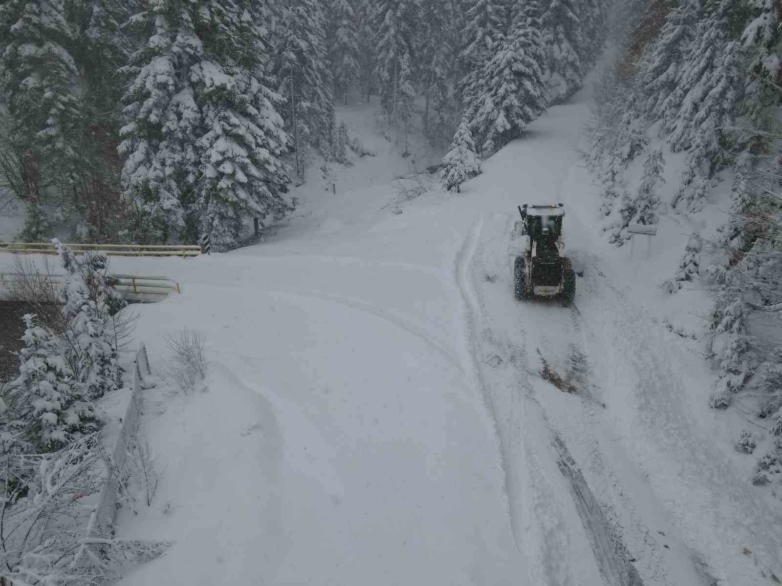 Kastamonu’da köy yollarında karla mücadelesi yeniden başladı
