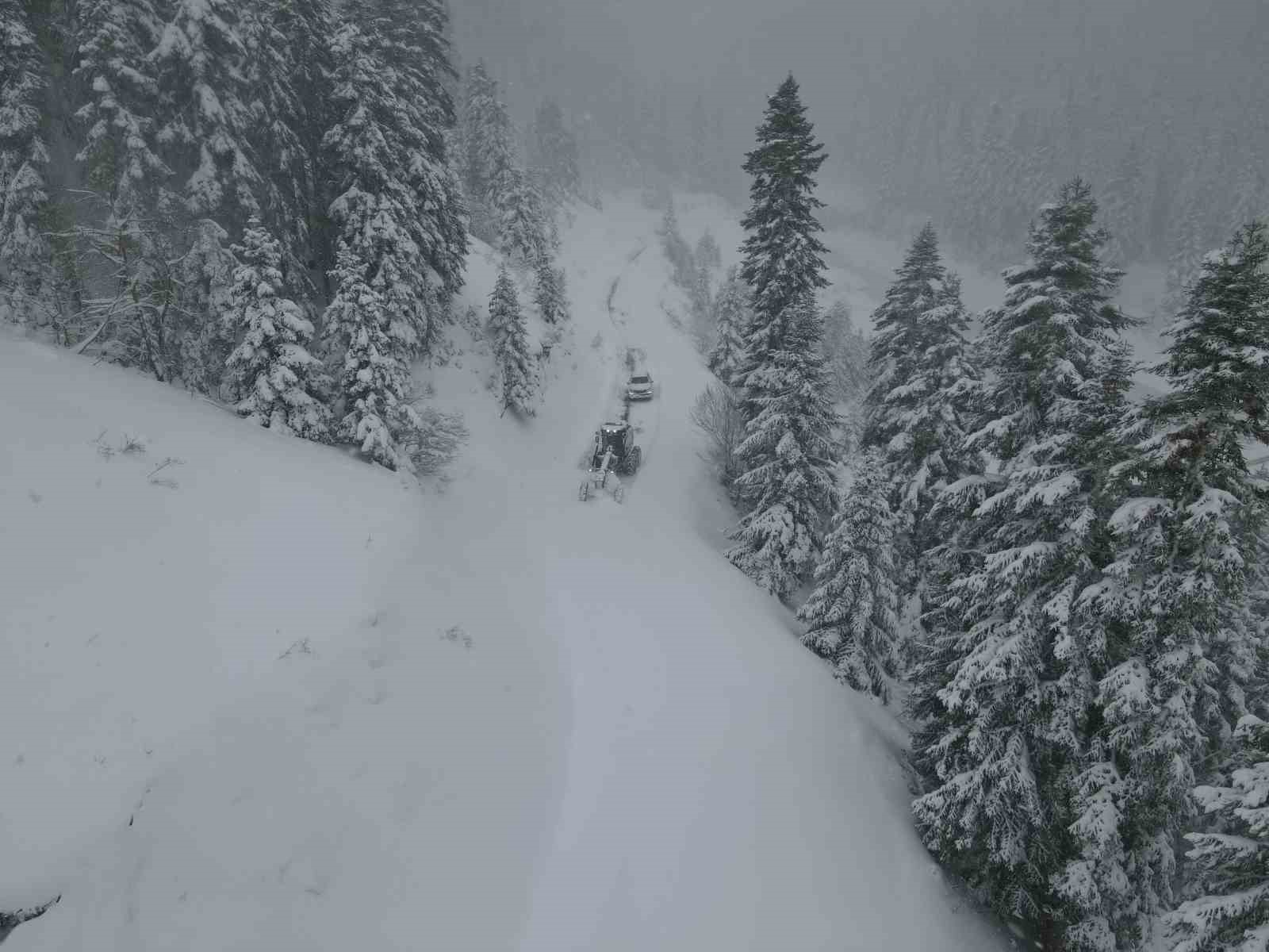 Kastamonu’da köy yollarında karla mücadelesi yeniden başladı
