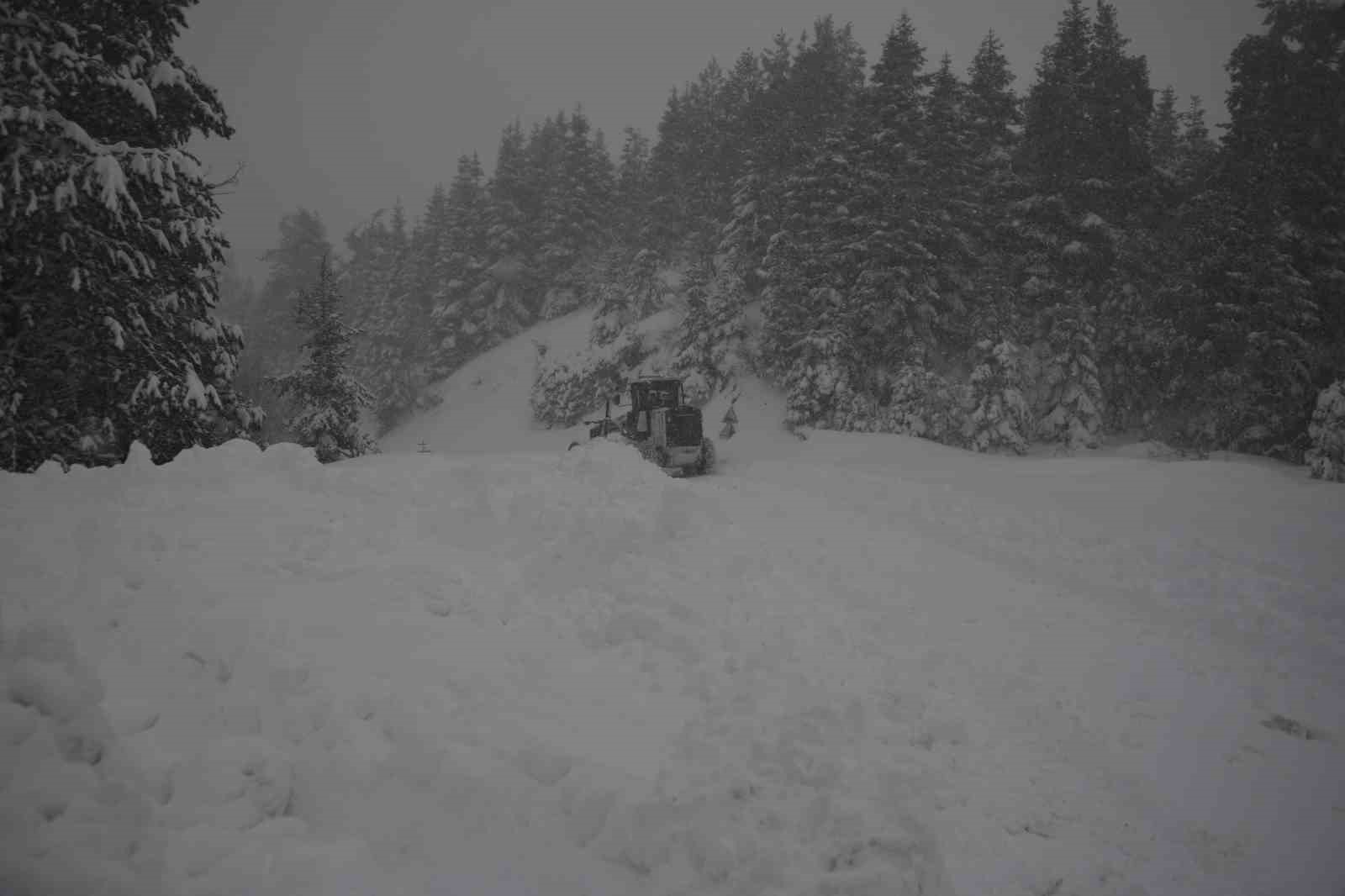 Kastamonu’da köy yollarında karla mücadelesi yeniden başladı

