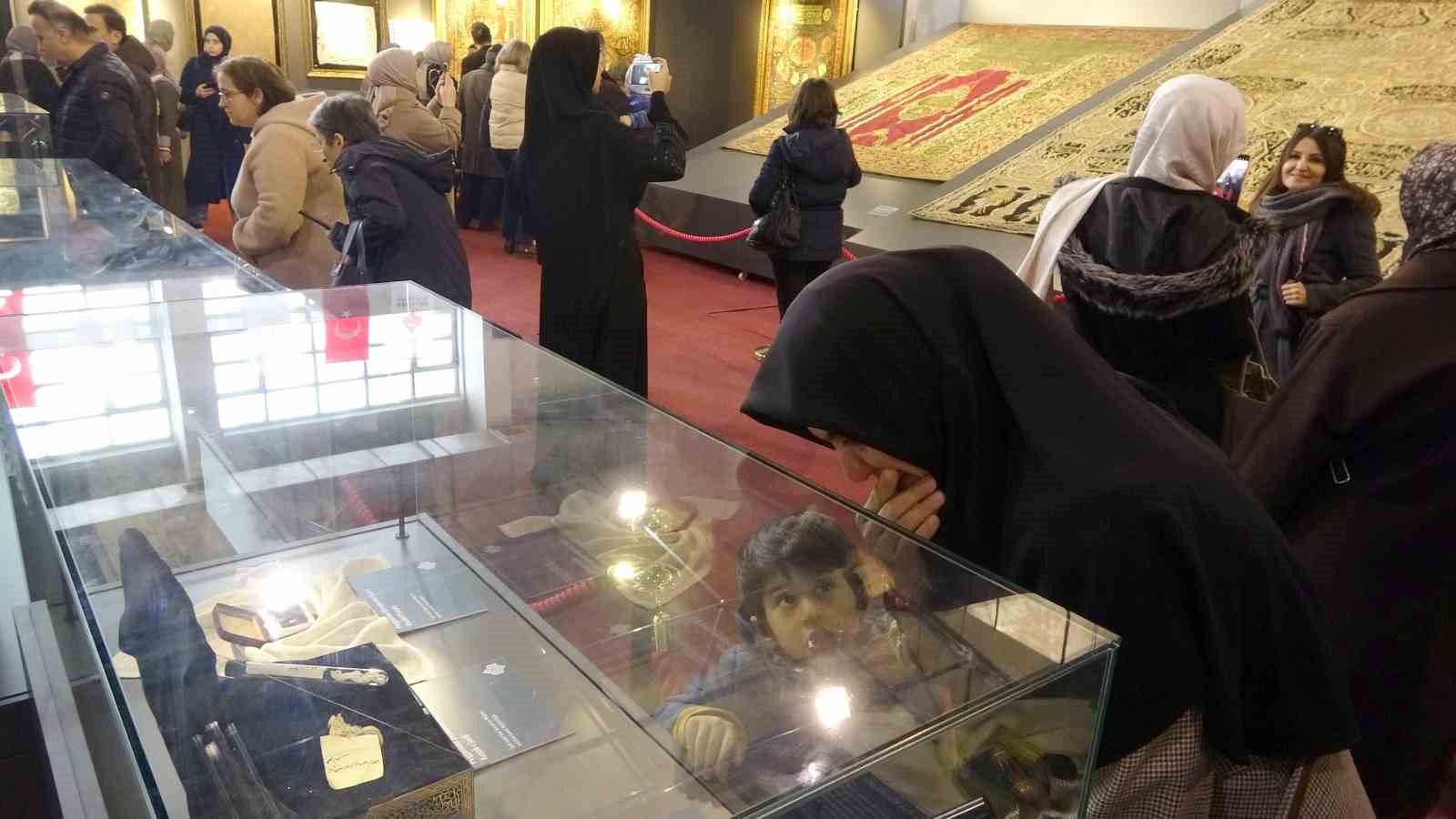 Kastamonu’da kutsal emanetlere yoğun ilgi: 1 günde 10 bin kişi ziyaret etti
Kastamonu’da kutsal emanetlere yoğun ilgi: 1 günde 10 bin kişi ziyaret etti