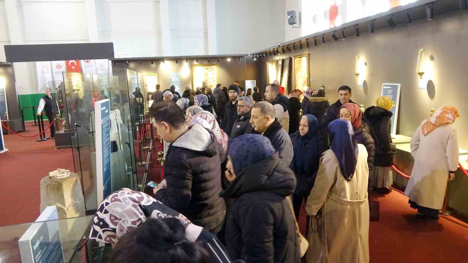 Kastamonu’da kutsal emanetlere yoğun ilgi: 1 günde 10 bin kişi ziyaret etti
Kastamonu’da kutsal emanetlere yoğun ilgi: 1 günde 10 bin kişi ziyaret etti