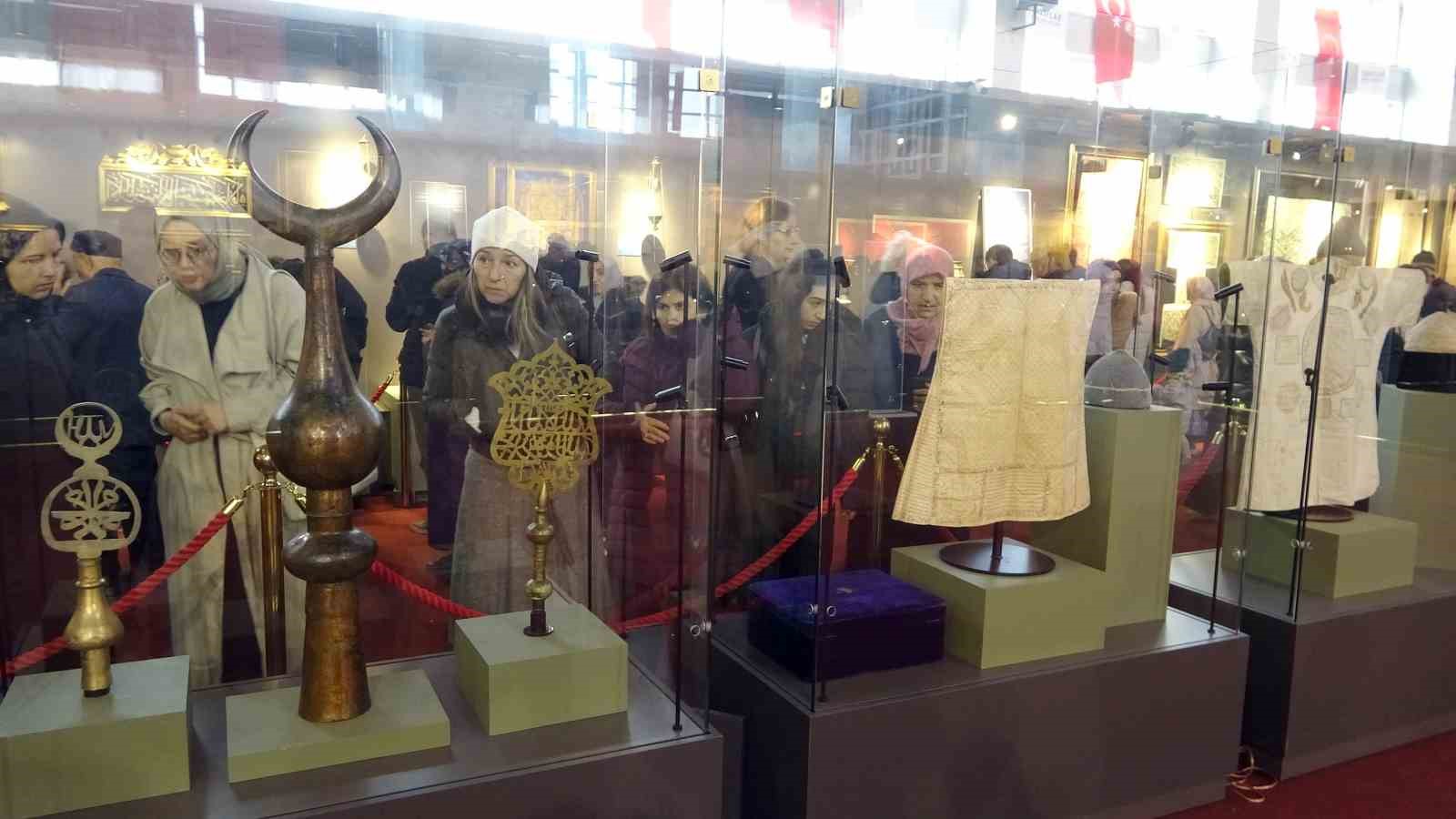 Kastamonu’da kutsal emanetlere yoğun ilgi: 1 günde 10 bin kişi ziyaret etti
Kastamonu’da kutsal emanetlere yoğun ilgi: 1 günde 10 bin kişi ziyaret etti