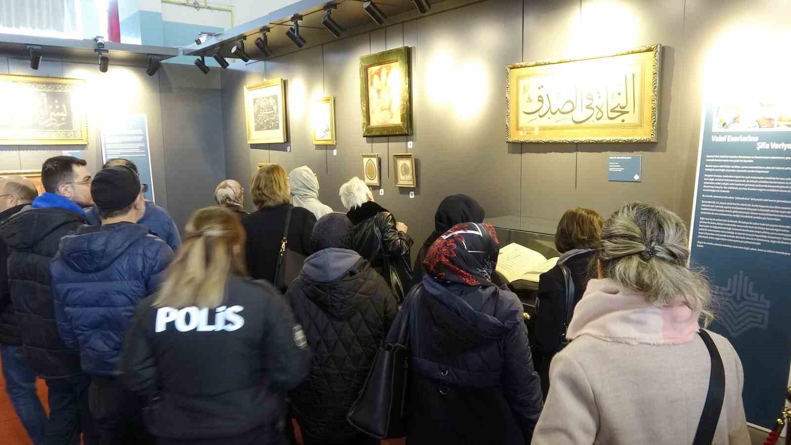 Kastamonu’da kutsal emanetlere yoğun ilgi: 1 günde 10 bin kişi ziyaret etti
Kastamonu’da kutsal emanetlere yoğun ilgi: 1 günde 10 bin kişi ziyaret etti