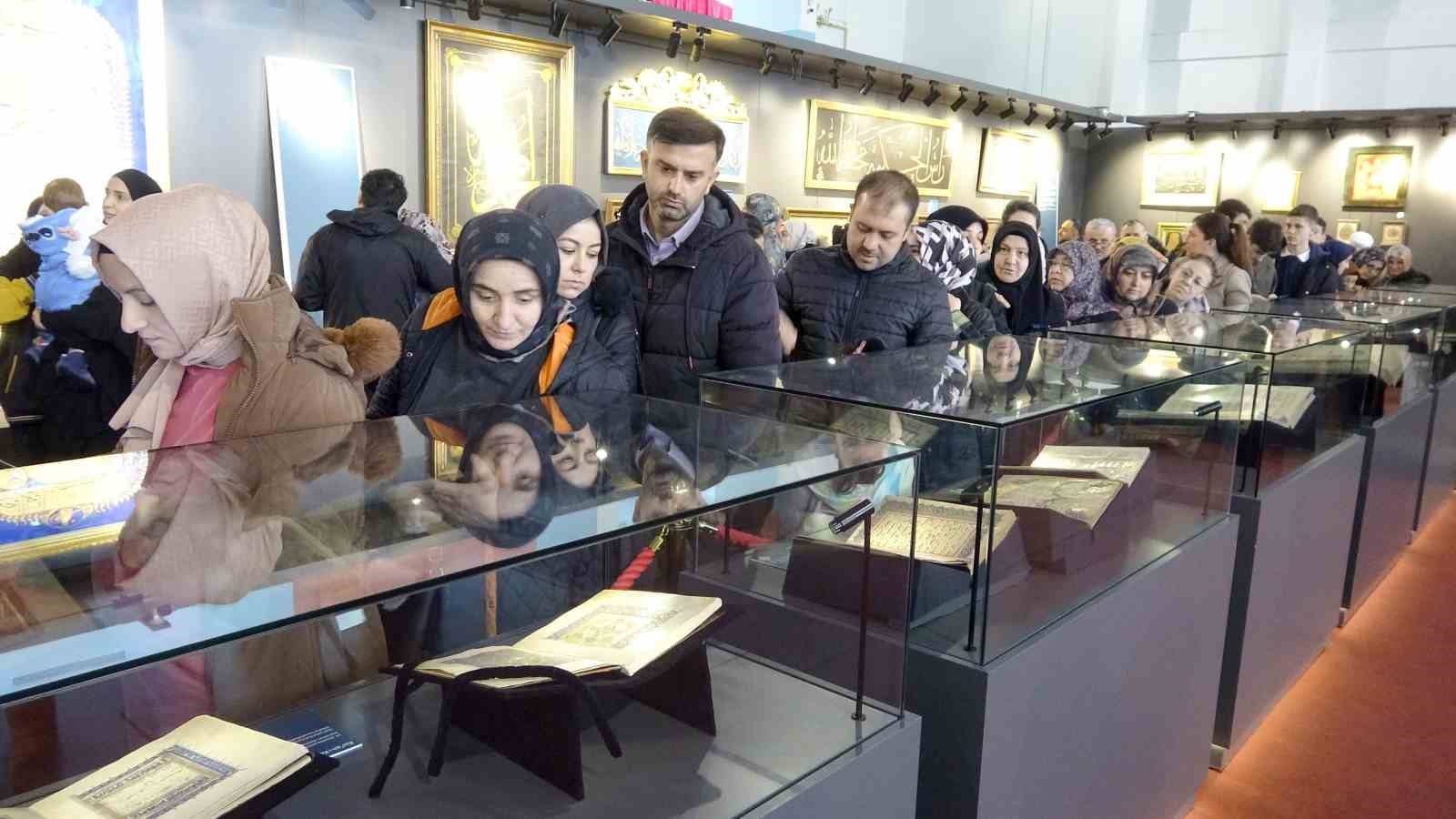 Kastamonu’da kutsal emanetlere yoğun ilgi: 1 günde 10 bin kişi ziyaret etti
Kastamonu’da kutsal emanetlere yoğun ilgi: 1 günde 10 bin kişi ziyaret etti