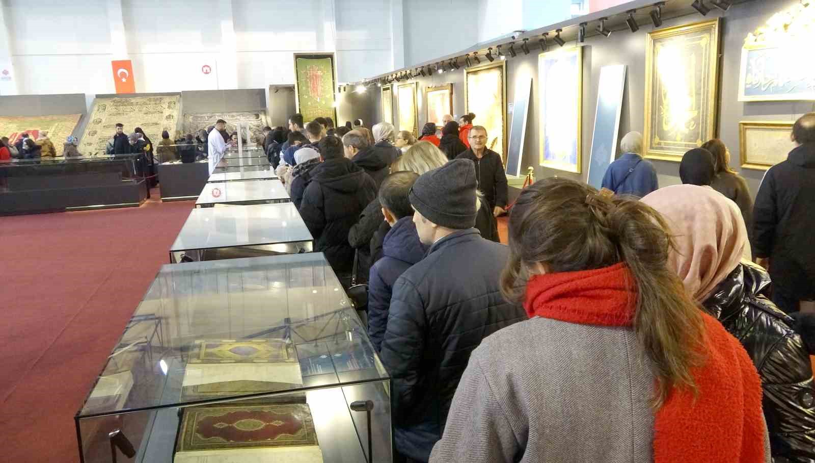 Kastamonu’da kutsal emanetlere yoğun ilgi: 1 günde 10 bin kişi ziyaret etti
Kastamonu’da kutsal emanetlere yoğun ilgi: 1 günde 10 bin kişi ziyaret etti