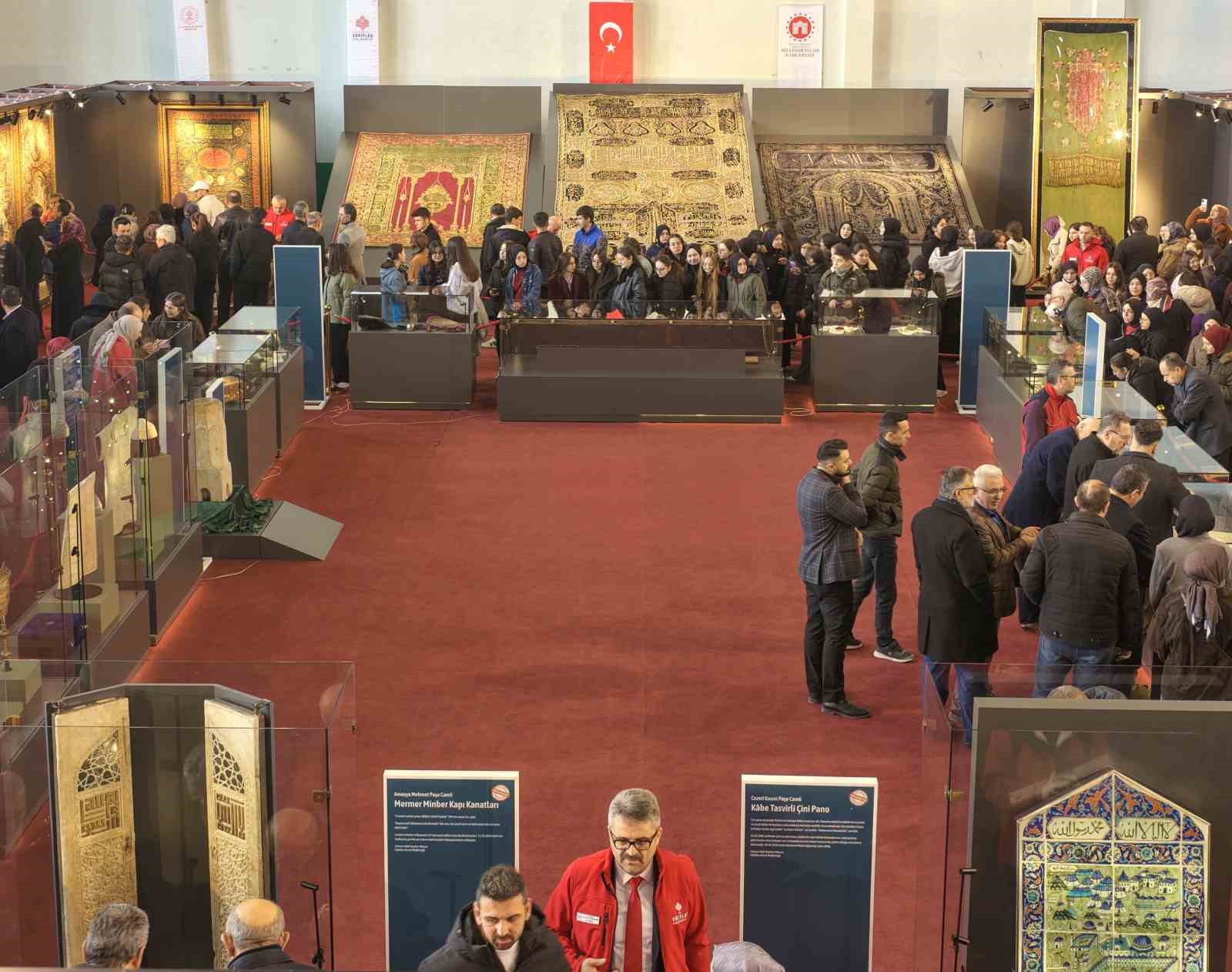 Kastamonu’da kutsal emanetlere yoğun ilgi: 1 günde 10 bin kişi ziyaret etti
Kastamonu’da kutsal emanetlere yoğun ilgi: 1 günde 10 bin kişi ziyaret etti