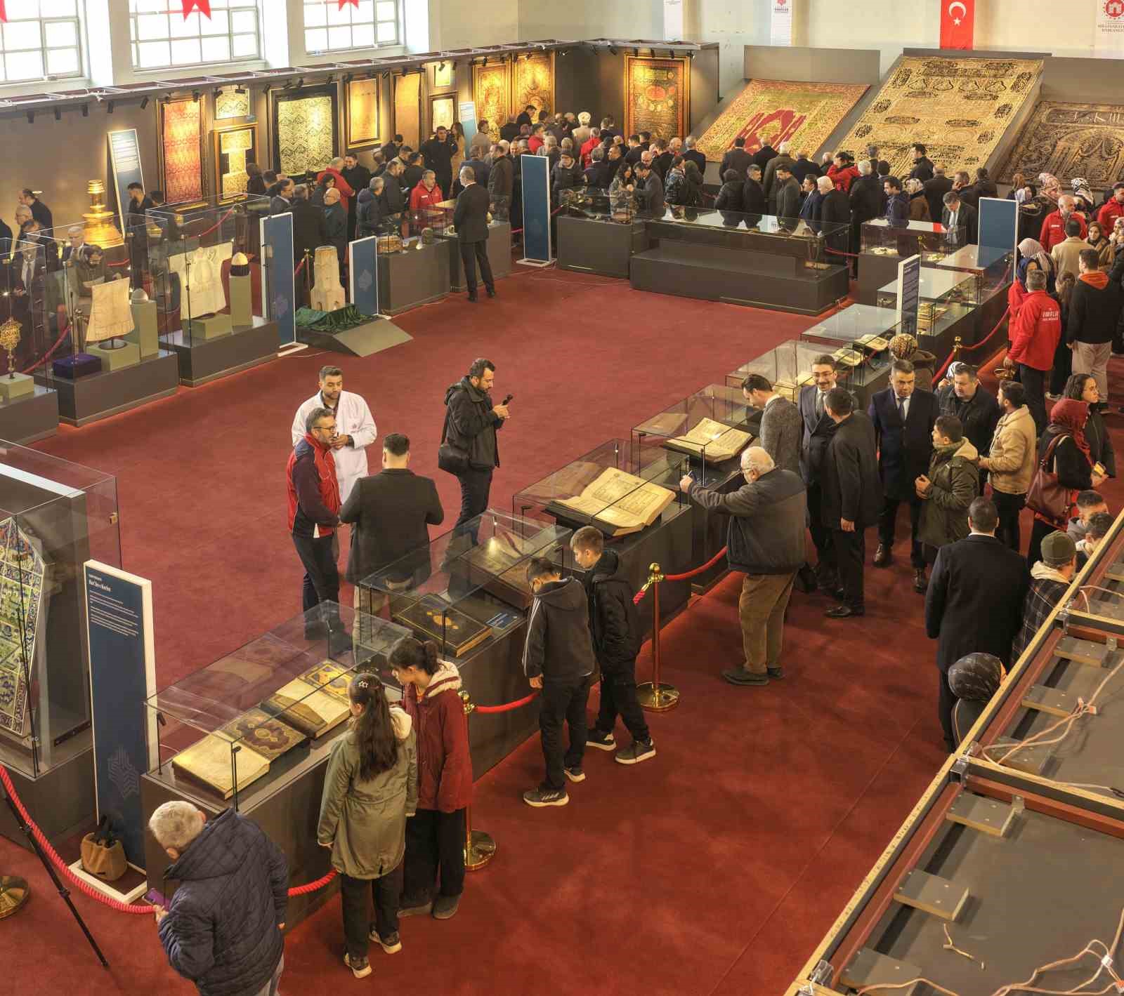 Kastamonu’da kutsal emanetlere yoğun ilgi: 1 günde 10 bin kişi ziyaret etti
Kastamonu’da kutsal emanetlere yoğun ilgi: 1 günde 10 bin kişi ziyaret etti