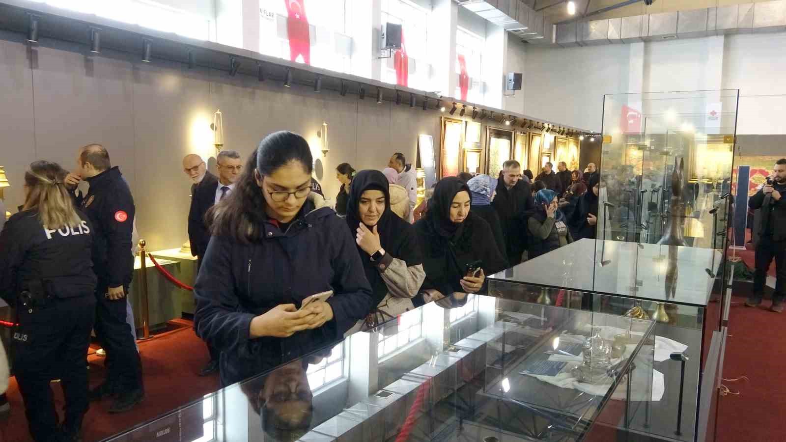 Kastamonu’da kutsal emanetlere yoğun ilgi: 1 günde 10 bin kişi ziyaret etti
Kastamonu’da kutsal emanetlere yoğun ilgi: 1 günde 10 bin kişi ziyaret etti