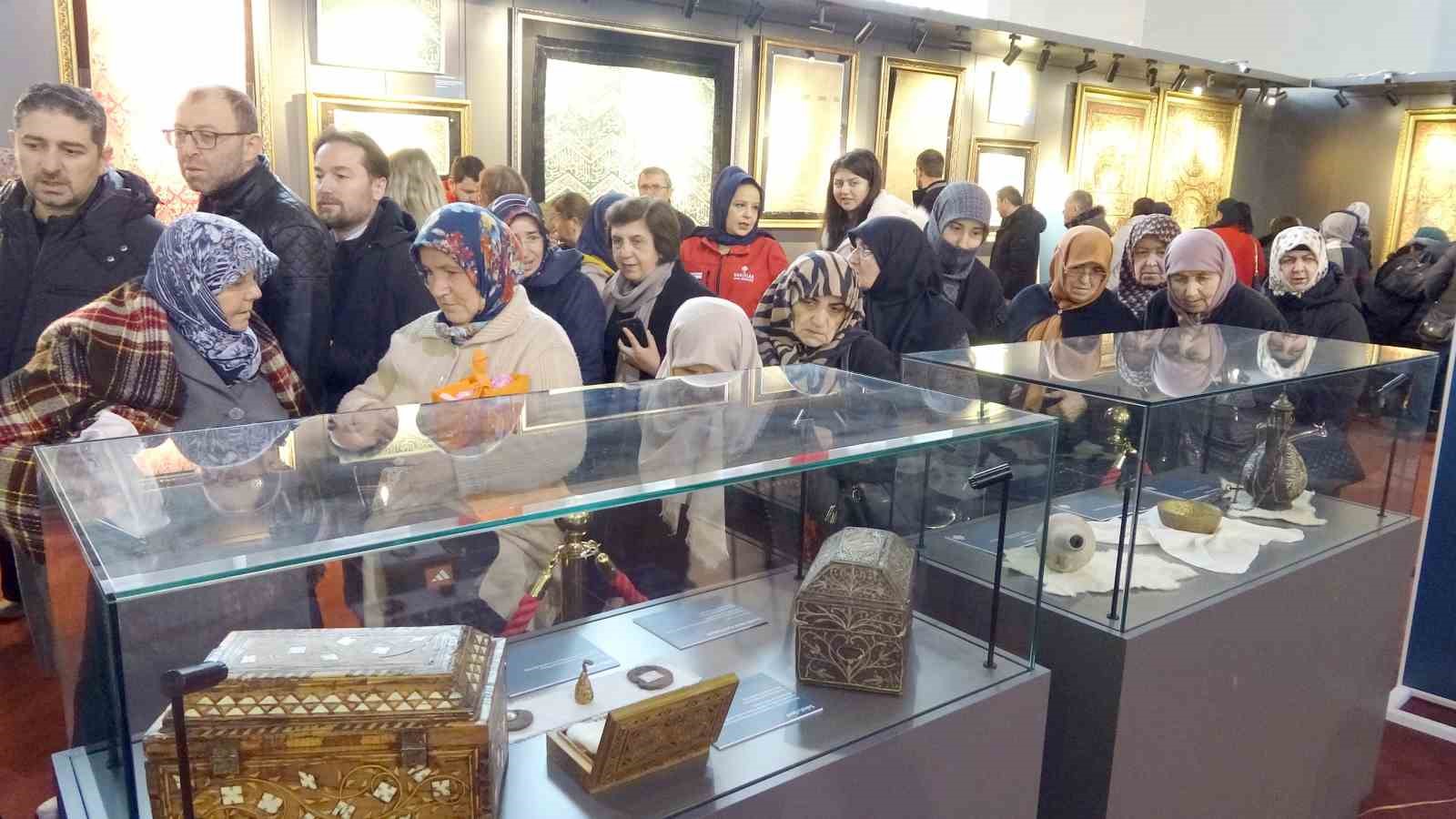 Kastamonu’da kutsal emanetlere yoğun ilgi: 1 günde 10 bin kişi ziyaret etti
Kastamonu’da kutsal emanetlere yoğun ilgi: 1 günde 10 bin kişi ziyaret etti