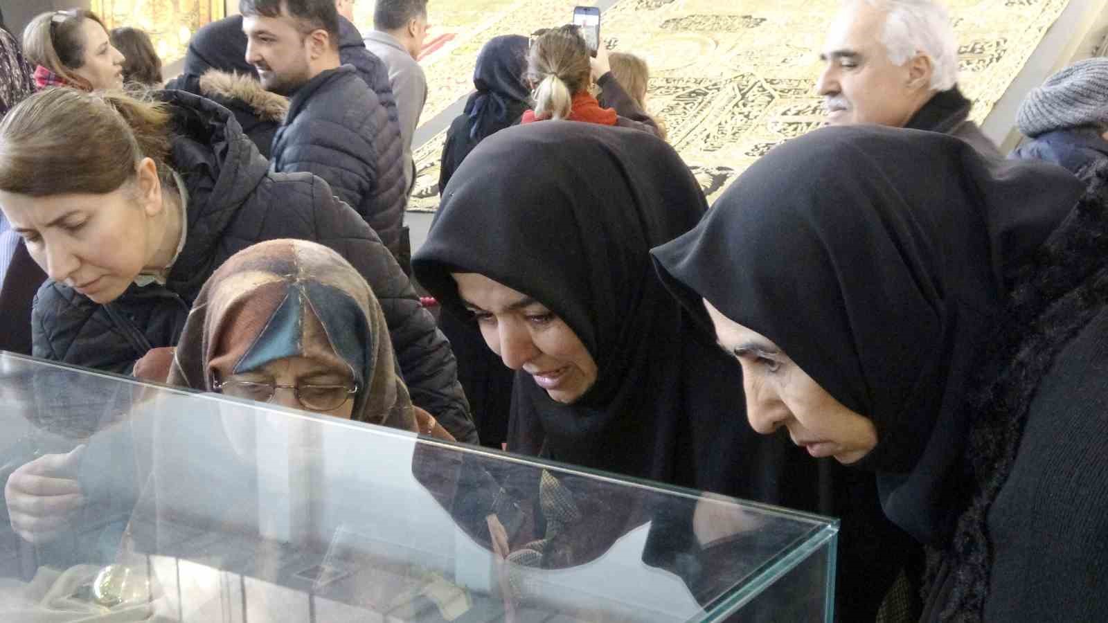 Kastamonu’da kutsal emanetlere yoğun ilgi: 1 günde 10 bin kişi ziyaret etti
Kastamonu’da kutsal emanetlere yoğun ilgi: 1 günde 10 bin kişi ziyaret etti