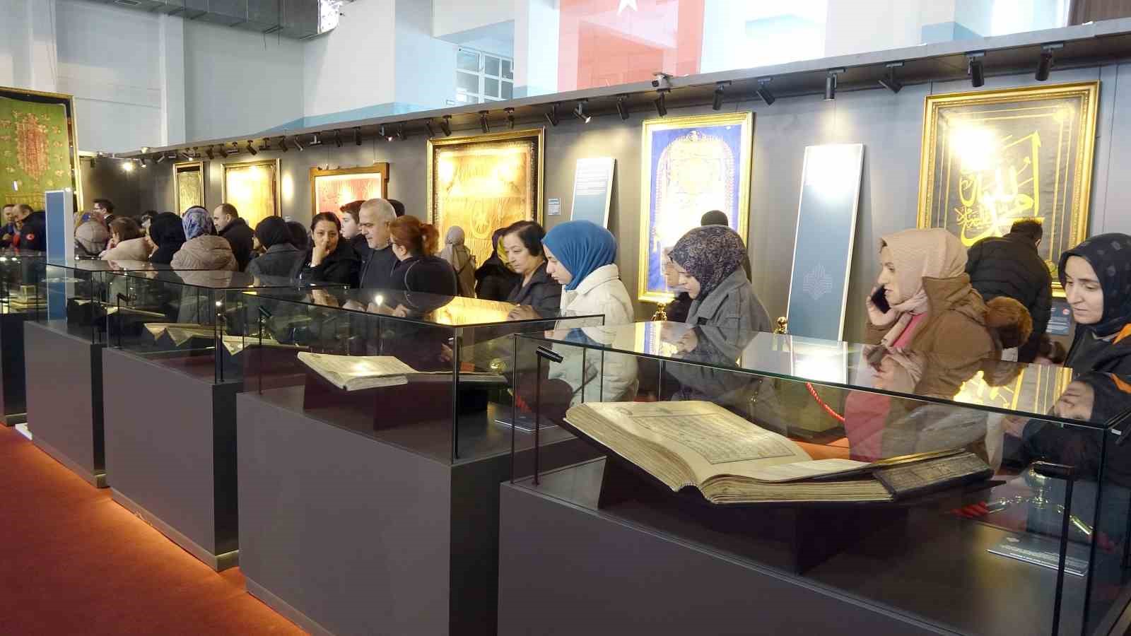 Kastamonu’da kutsal emanetlere yoğun ilgi: 1 günde 10 bin kişi ziyaret etti
Kastamonu’da kutsal emanetlere yoğun ilgi: 1 günde 10 bin kişi ziyaret etti