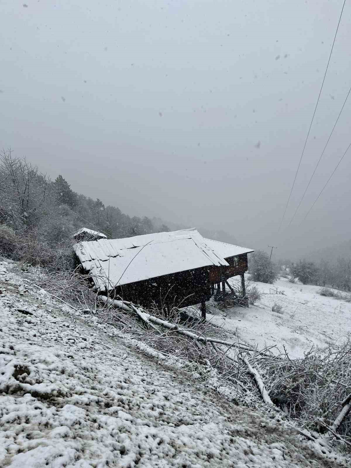 Kastamonu’da Nisan sonunda kar sürprizi
