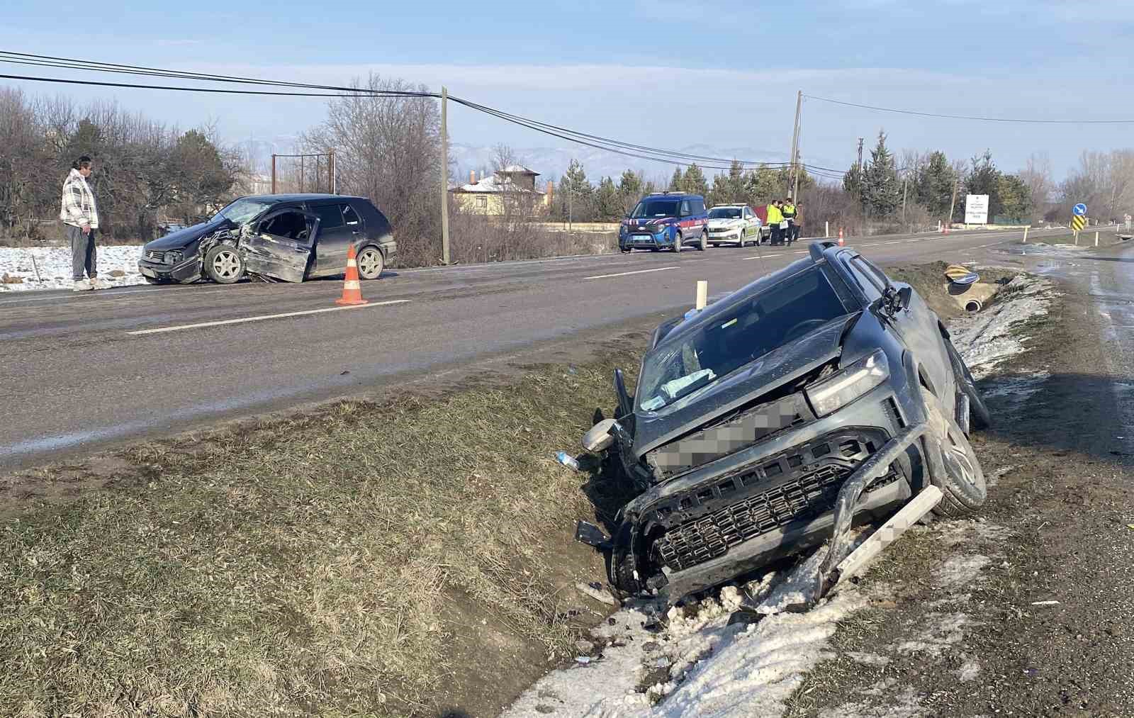 Kastamonu’da otomobil ile cip çarpıştı: 3 yaralı
