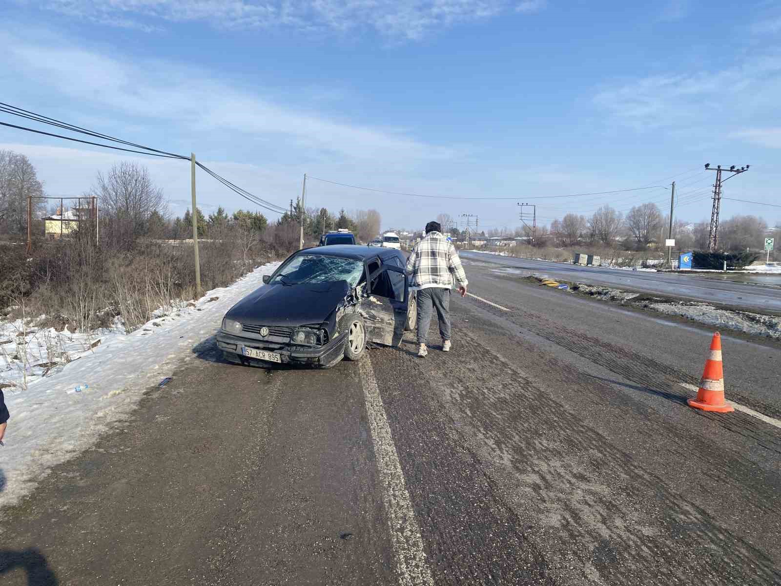 Kastamonu’da otomobil ile cip çarpıştı: 3 yaralı
