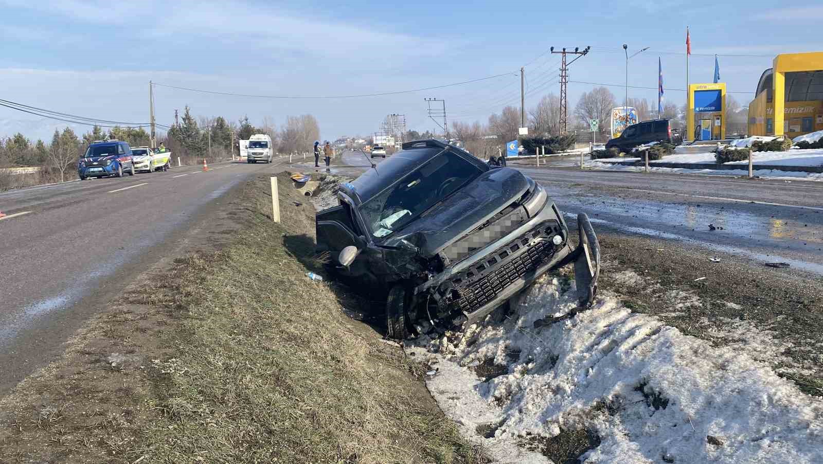 Kastamonu’da otomobil ile cip çarpıştı: 3 yaralı

