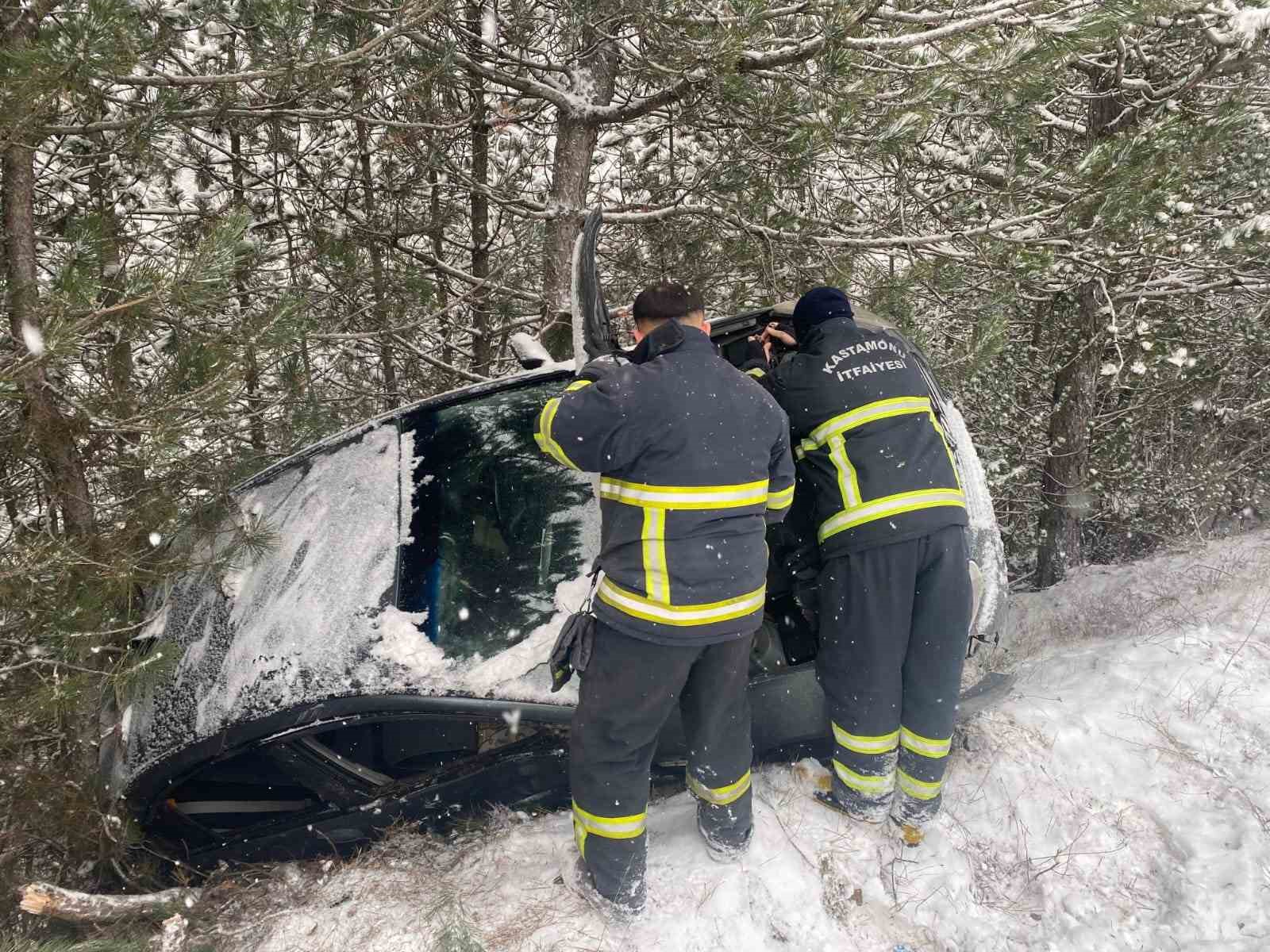 Kastamonu’da otomobil şarampole yuvarlandı: 2 yaralı
