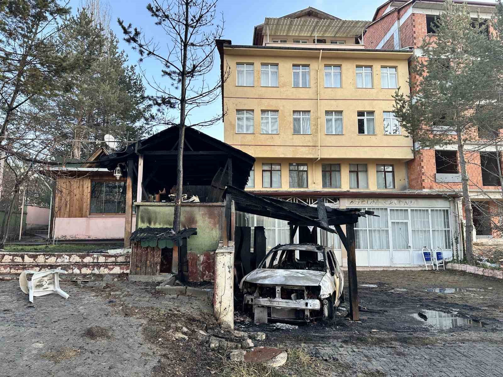 Kastamonu’da park halindeki cip yandı
