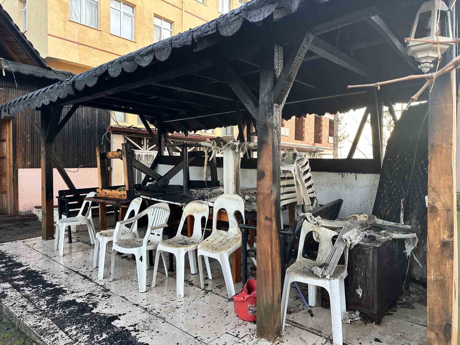 Kastamonu’da park halindeki cip yandı
