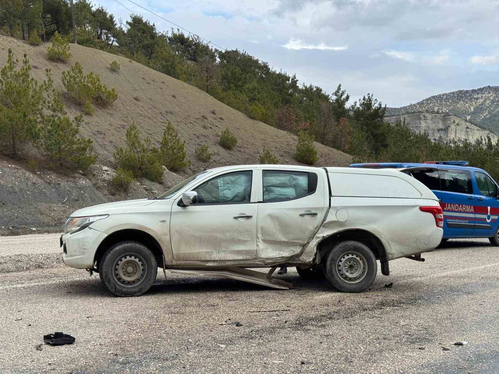 Kastamonu’da pikap ile otomobil çarpıştı: Eski belediye başkanı yaralandı
