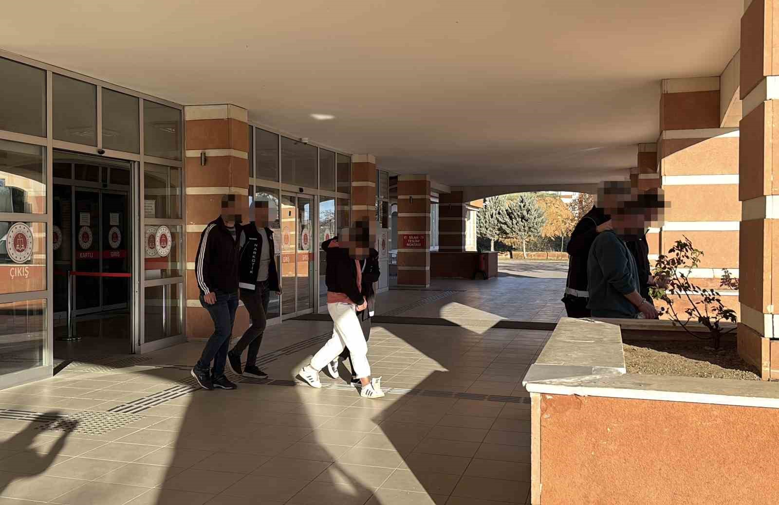 Kastamonu’da uyuşturucu operasyonlarında gözaltına alınan 3 şüpheli tutuklandı
