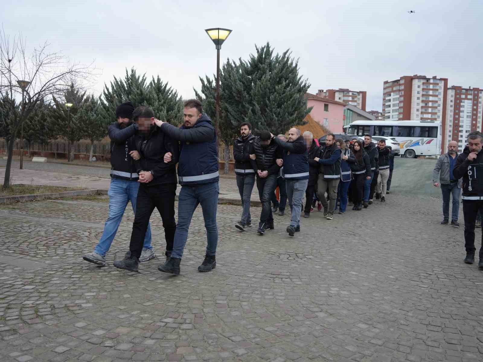 Kastamonu’da uyuşturucu operasyonunda yakalanan 12 şüpheli adliyeye sevk edildi
