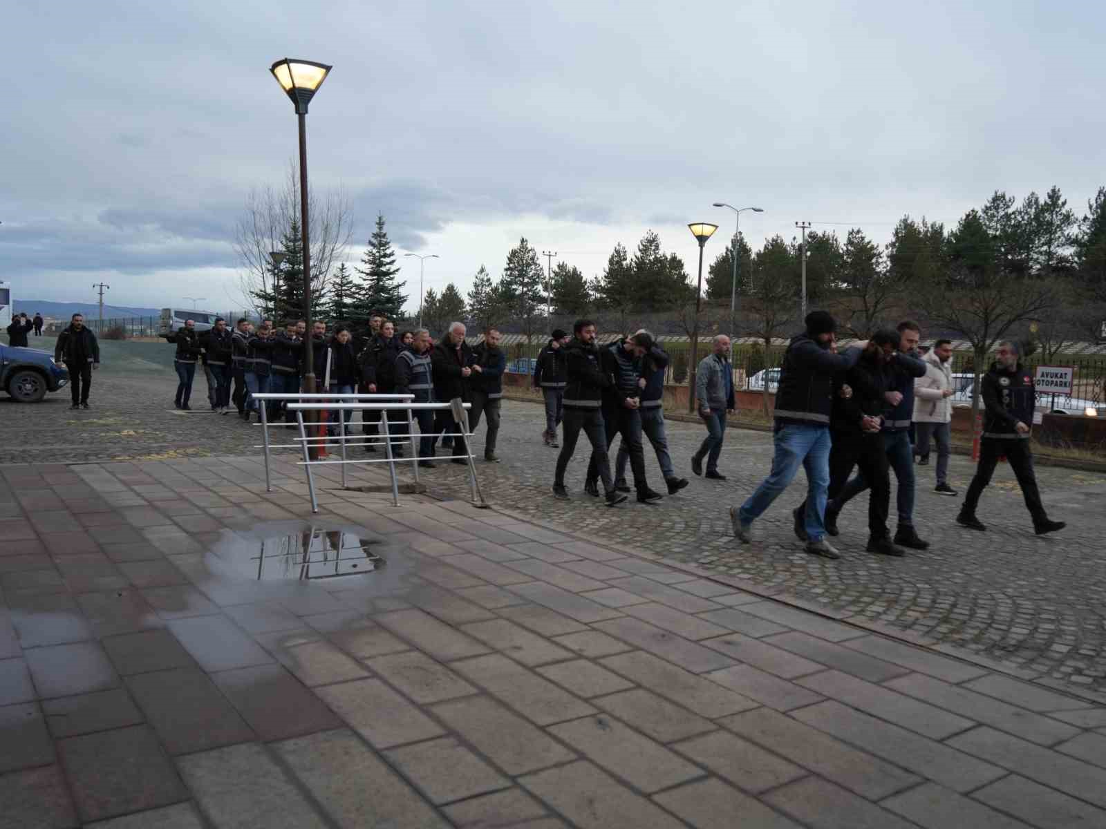 Kastamonu’da uyuşturucu operasyonunda yakalanan 12 şüpheli adliyeye sevk edildi
