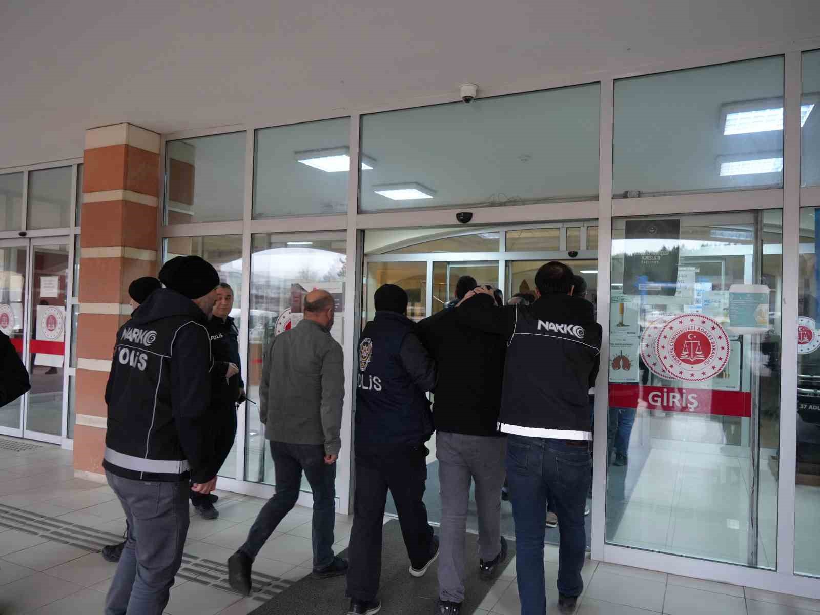 Kastamonu’da uyuşturucu operasyonunda yakalanan 12 şüpheli adliyeye sevk edildi
