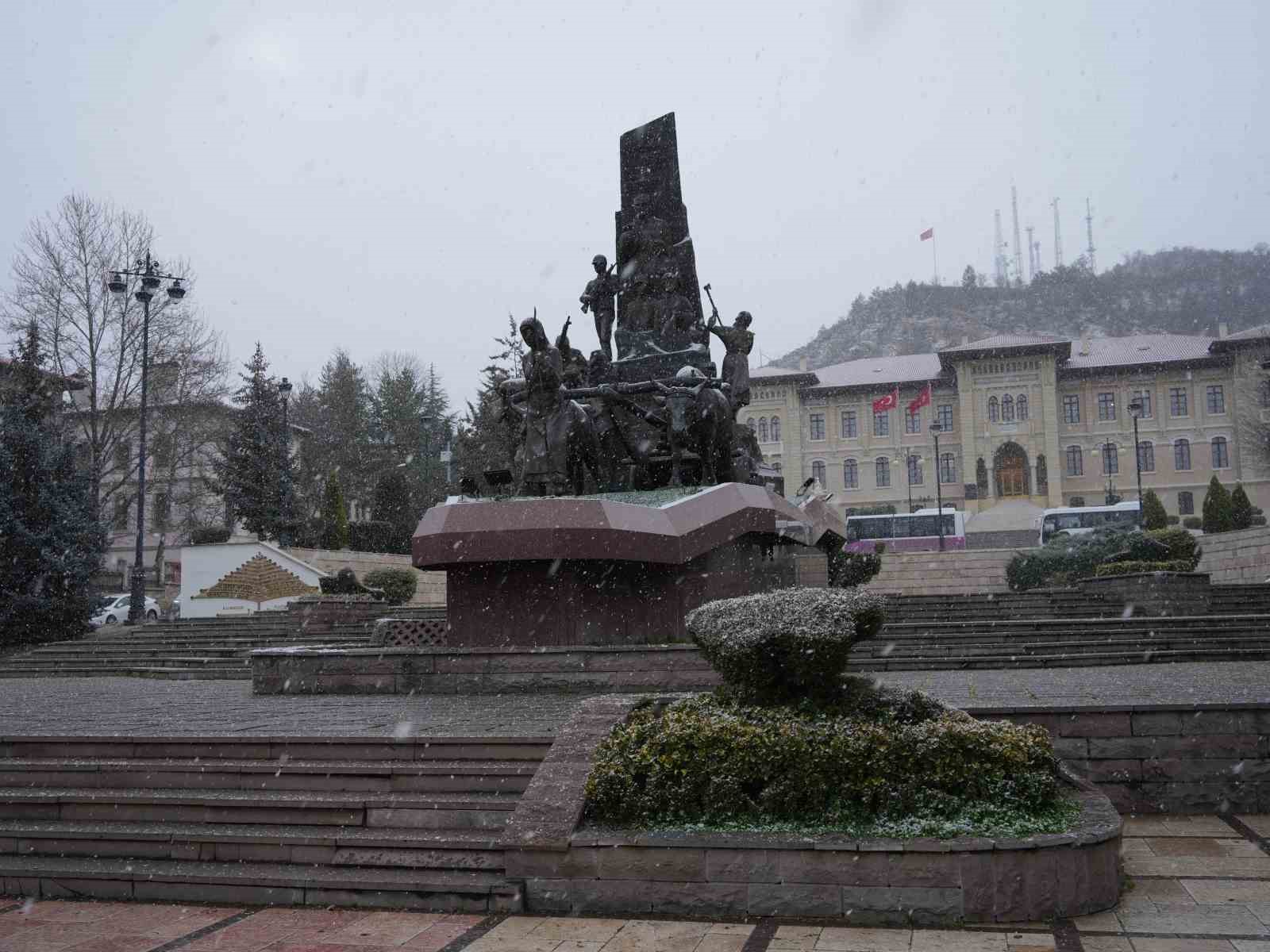 Kastamonu’da vatandaşlar, Ramazan ayının ilk gününe kar yağışıyla uyandı
