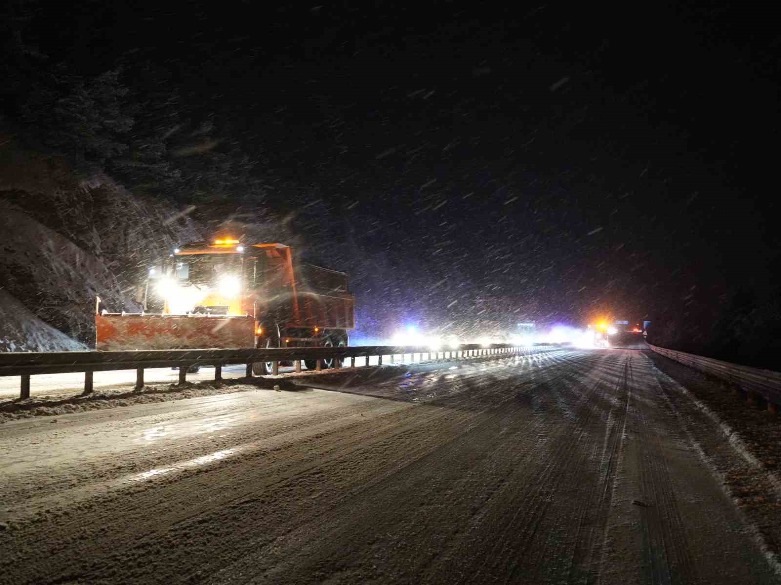 Kastamonu’da yoğun kar yağışı: Araçlar yolda mahsur kaldı
