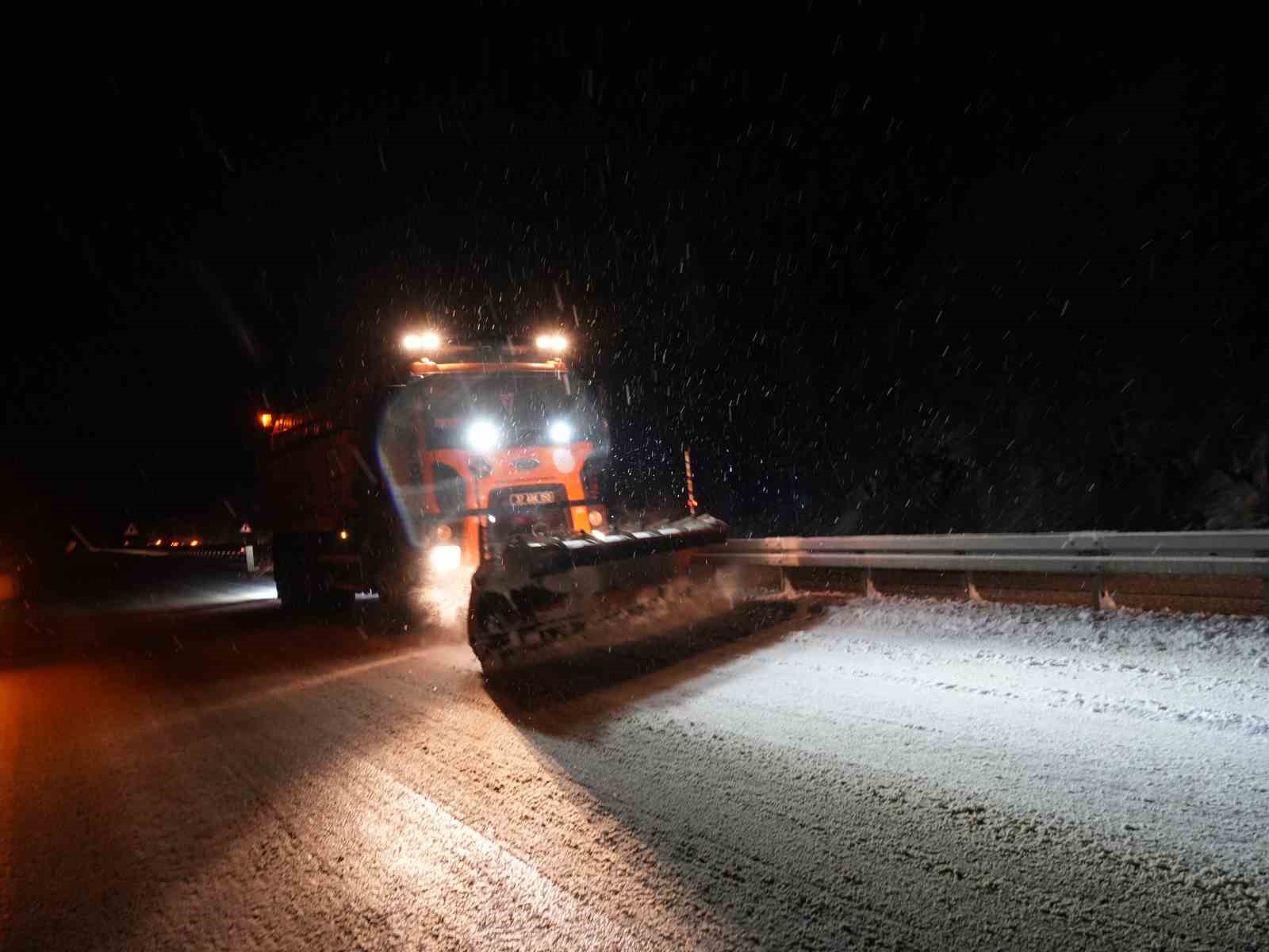 Kastamonu’da yoğun kar yağışı: Araçlar yolda mahsur kaldı
