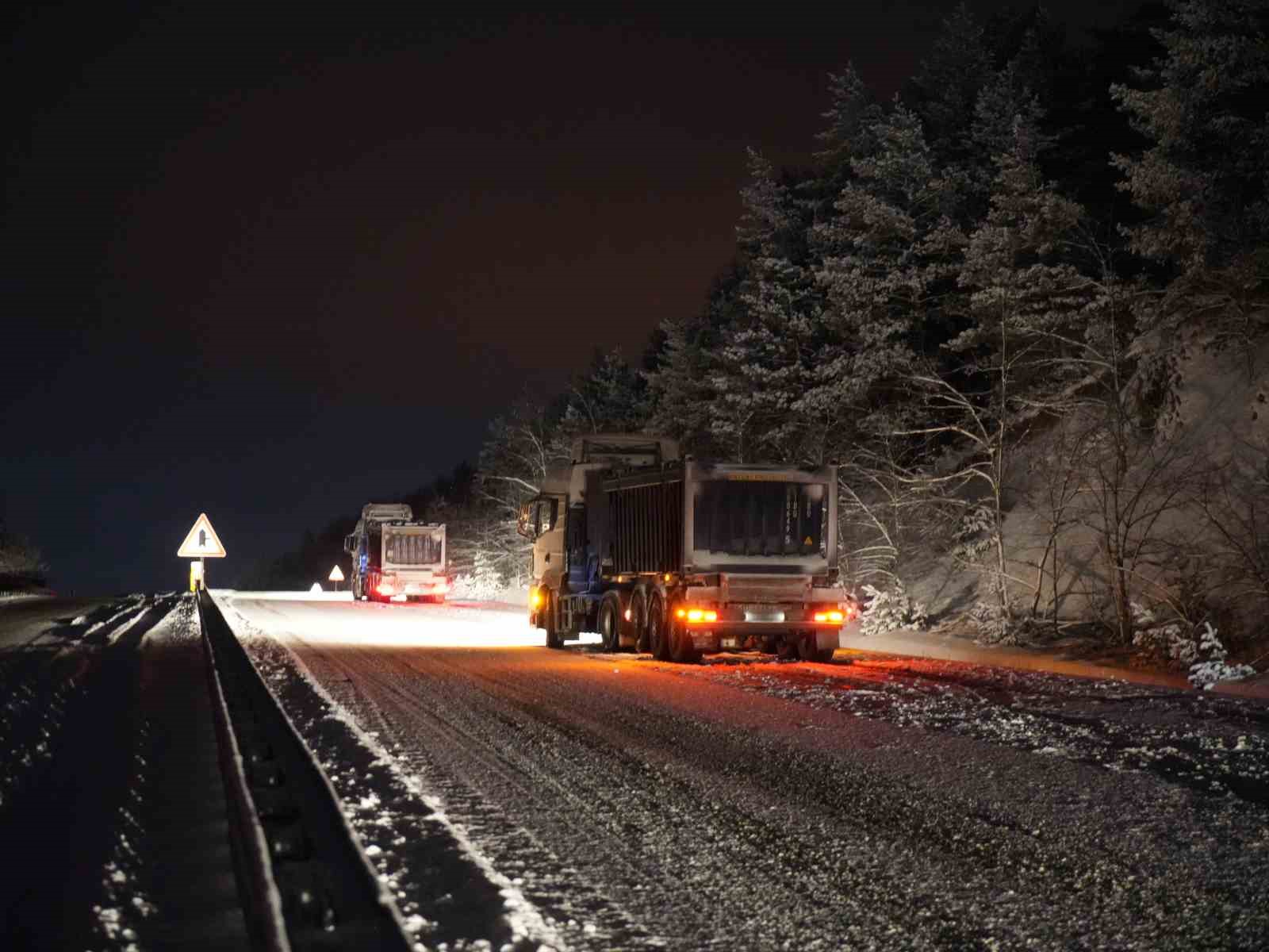 Kastamonu’da yoğun kar yağışı: Araçlar yolda mahsur kaldı
