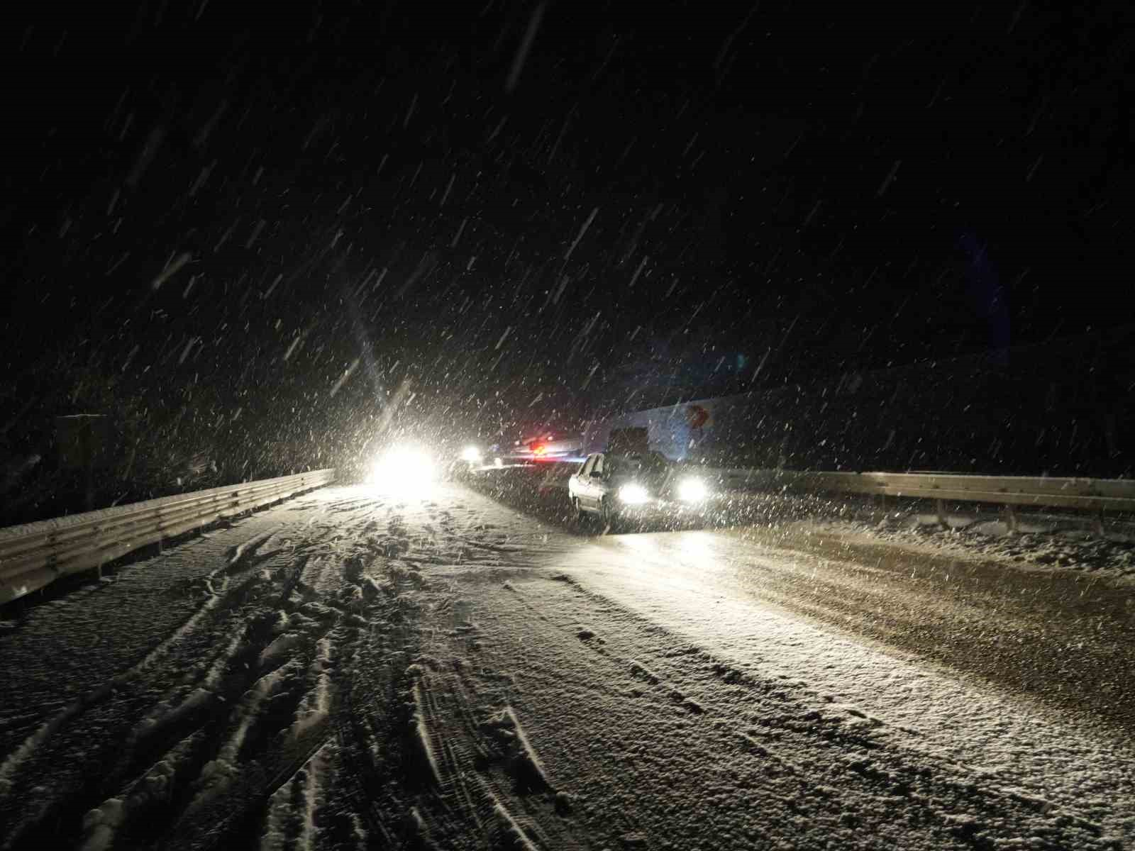 Kastamonu’da yoğun kar yağışı: Araçlar yolda mahsur kaldı
