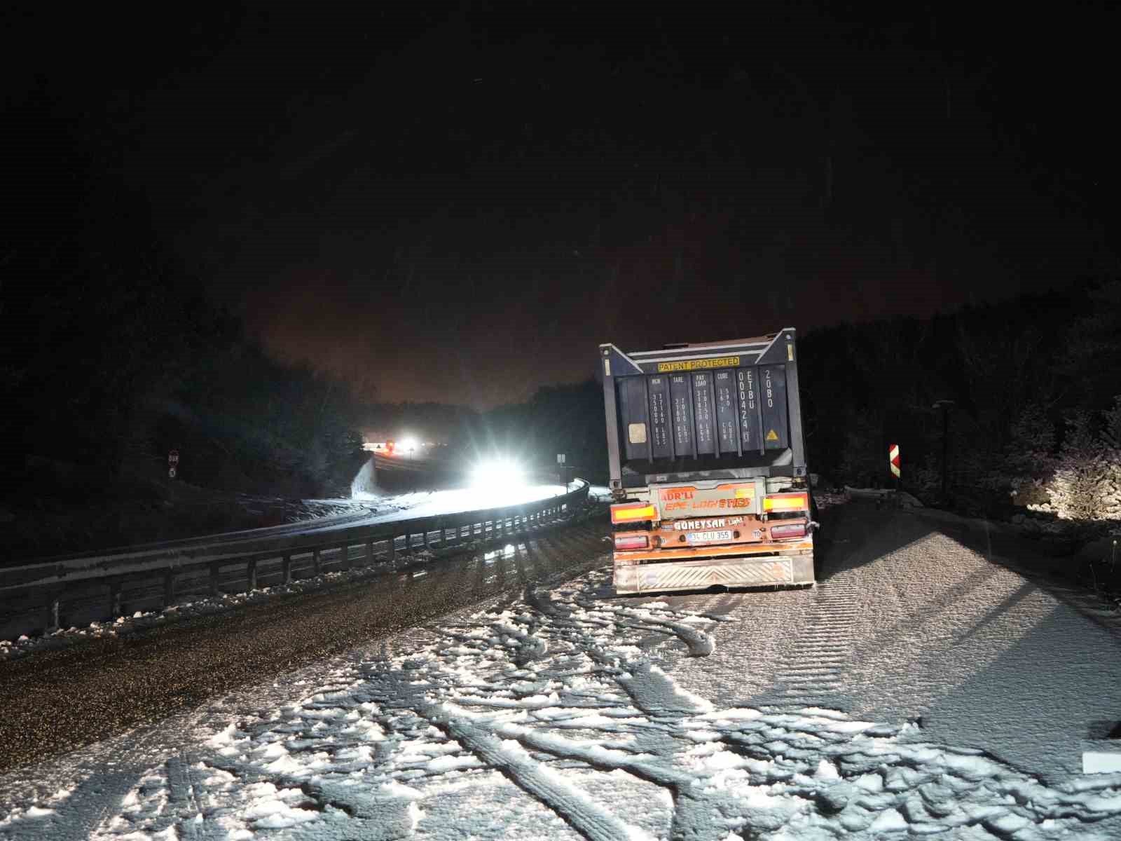 Kastamonu’da yoğun kar yağışı: Araçlar yolda mahsur kaldı
