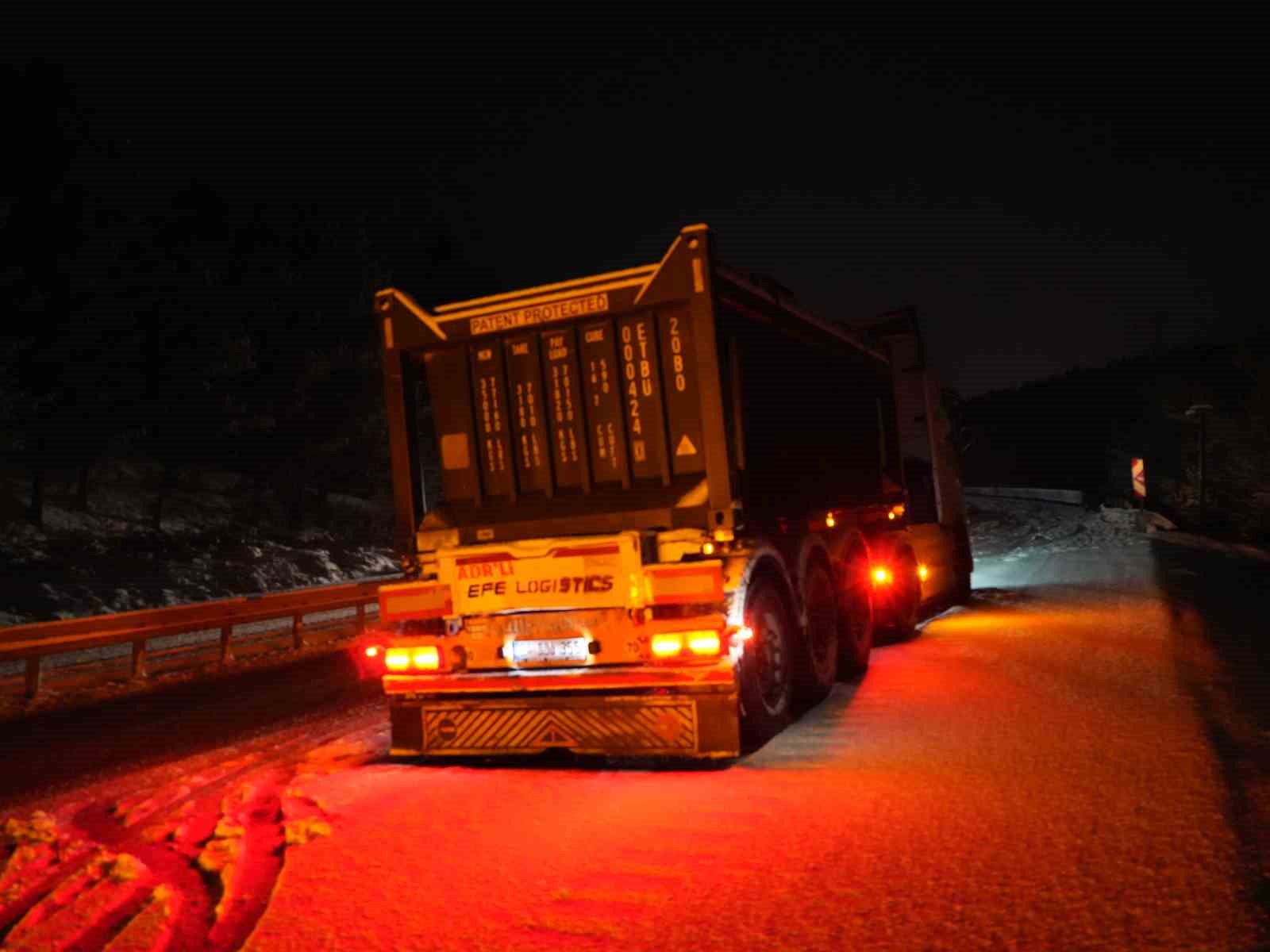 Kastamonu’da yoğun kar yağışı: Araçlar yolda mahsur kaldı
