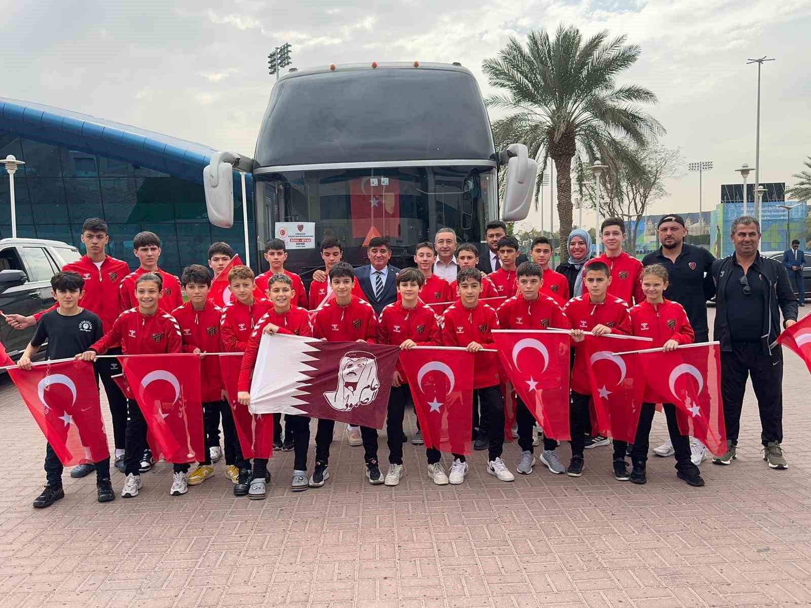 Katar’da mahsur kalan sporcular Türkiye’ye dönmek üzere uğurlandı
