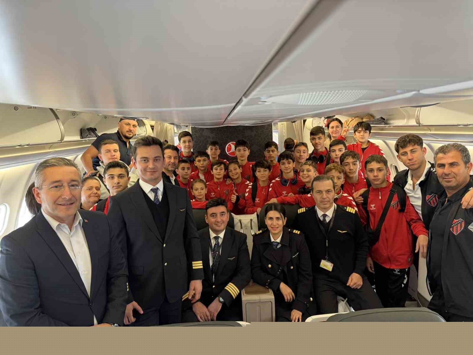 Katar’da mahsur kalan sporcular Türkiye’ye geldi
