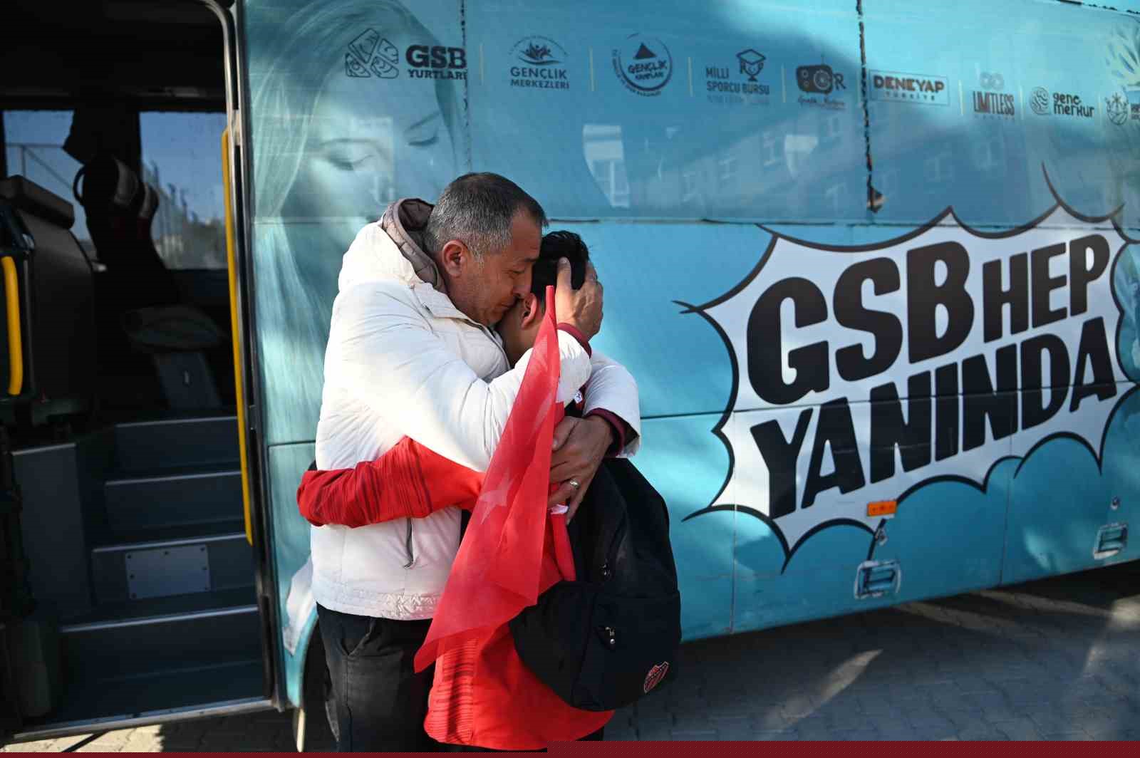 Katar’da mahsur kalan Türk sporcular memleketine döndü
