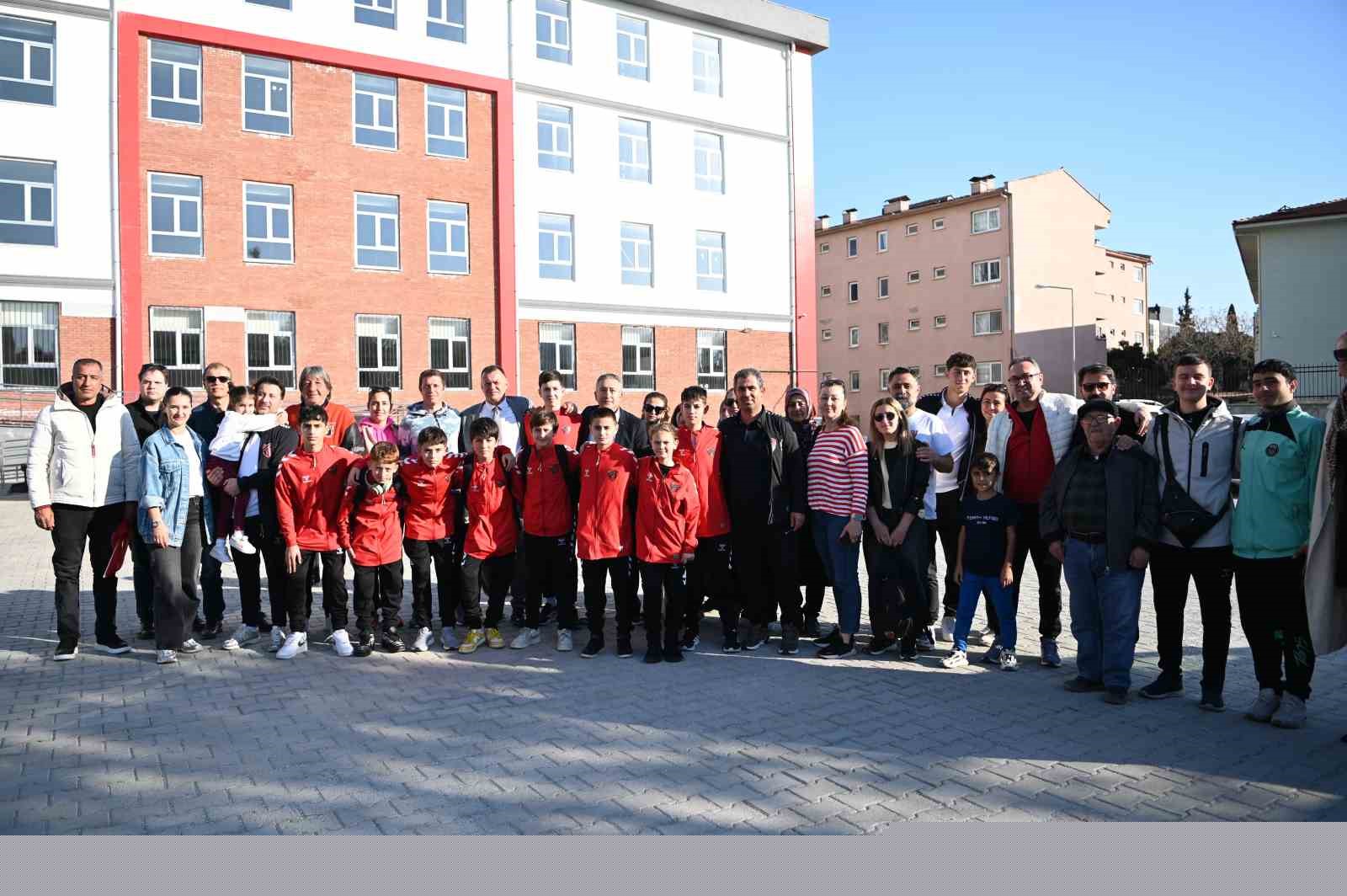 Katar’da mahsur kalan Türk sporcular memleketine döndü
