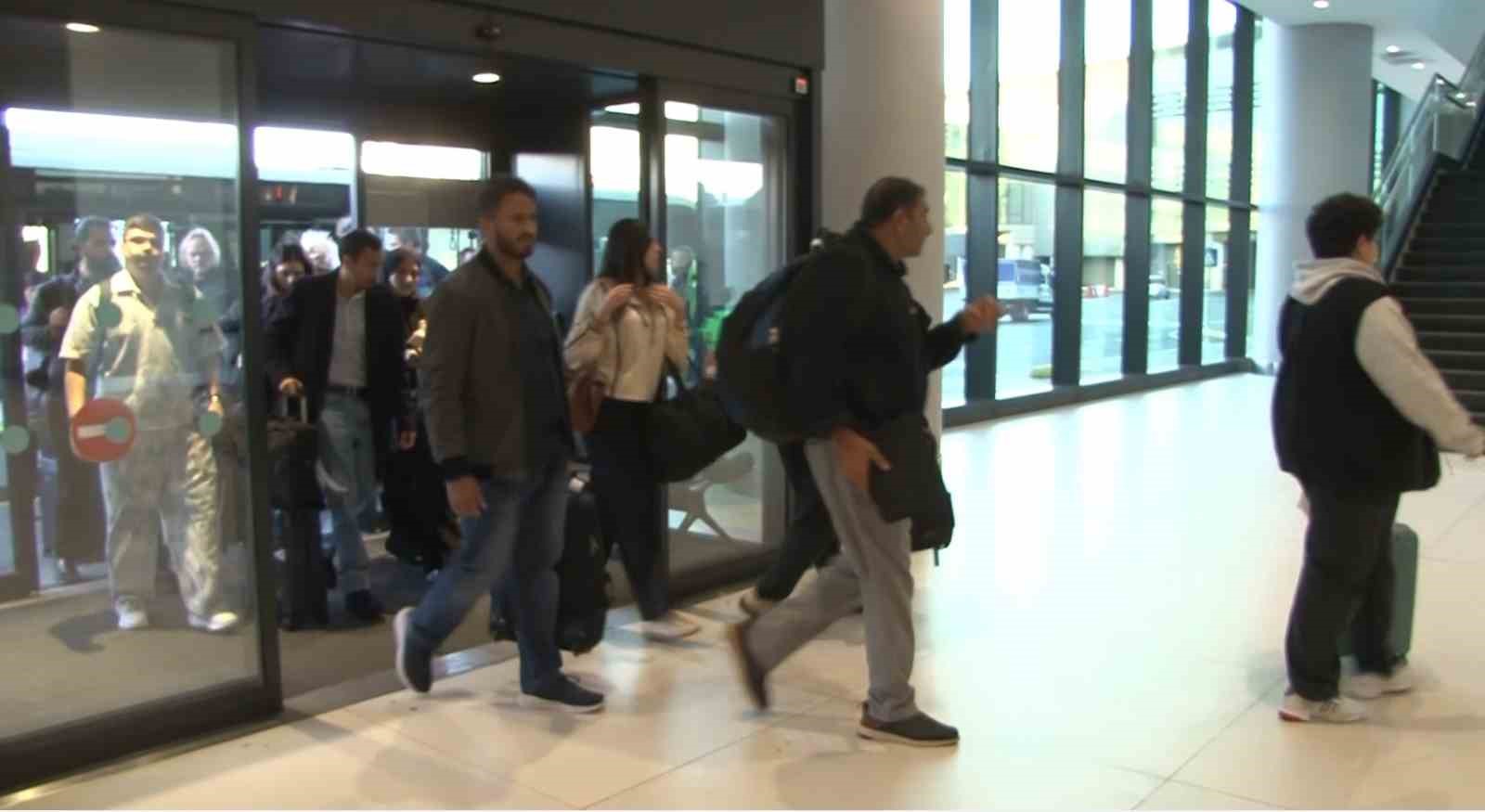 Katar’da mahsur kalan Türk vatandaşları Türkiye’ye döndü
