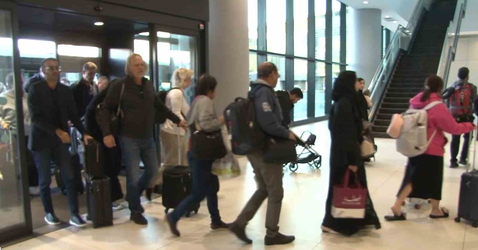 Katar’da mahsur kalan Türk vatandaşları Türkiye’ye döndü
